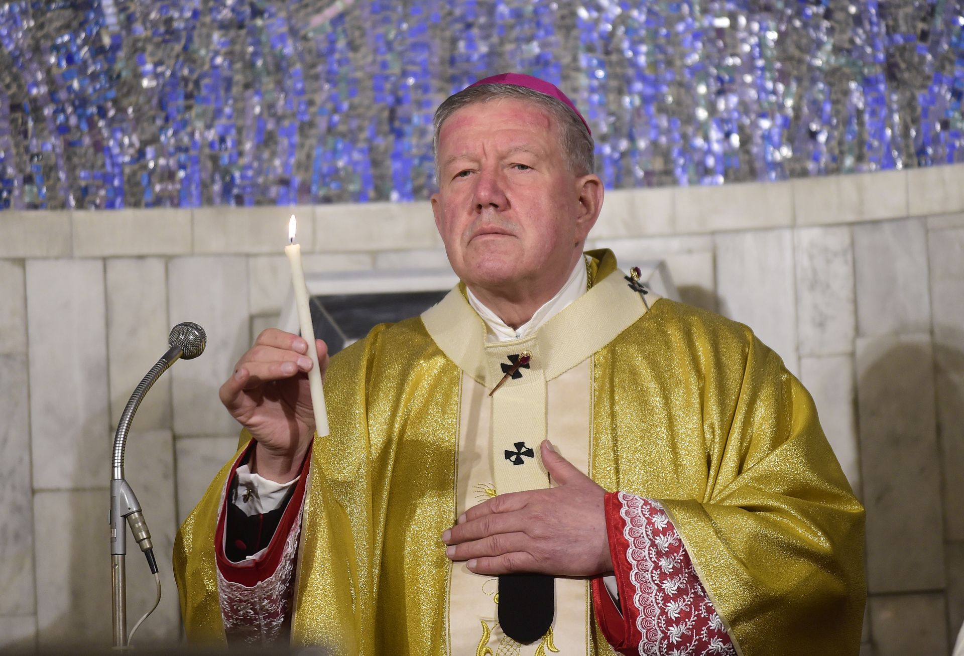 Beograd, 26.03.2016. - Beogradski nadbiskup Stanislav Hoèevar pozvao je u subotu sve kræane na dijalog ocijenivi da je to jedini put za pomirenje, razumijevanje i zajednièko prevladavanje svih problema, a u povodu teroristièkih napada u Belgiji poruèio da se takvim aktom nita ne rjeava veæ samo izazovu nove nesreæe. Na fotografiji nadbiskup Hoèevar tijekom mise na Veliku Subotu u crkvi Krista Kralja u Beogradu.
foto HINA / Oksana TOSKIÆ / TANJUG / mm