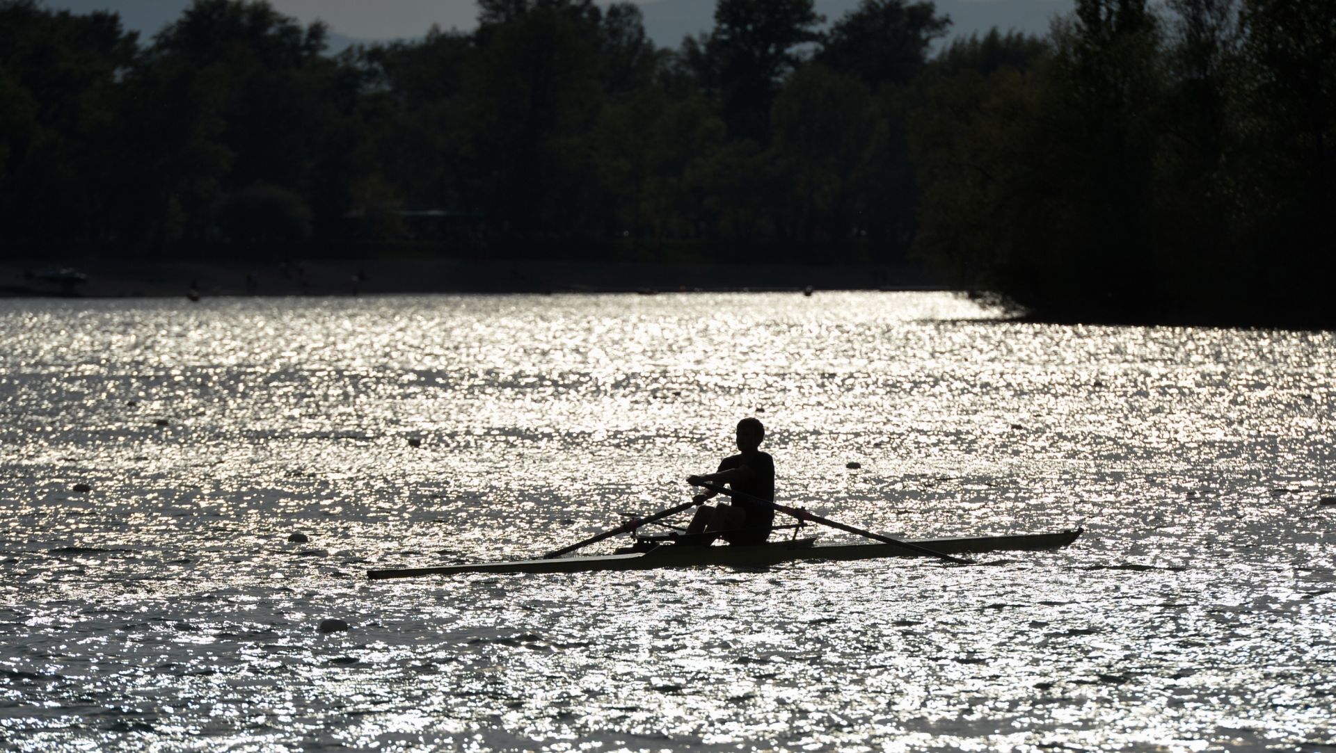 25.04.2015., Zagreb -  Nakon rucka gradjani popodne proveli setajuci uz jezero Jarun, voznjom bicikla, rolanjem.
Photo: Marko Lukunic/PIXSELL