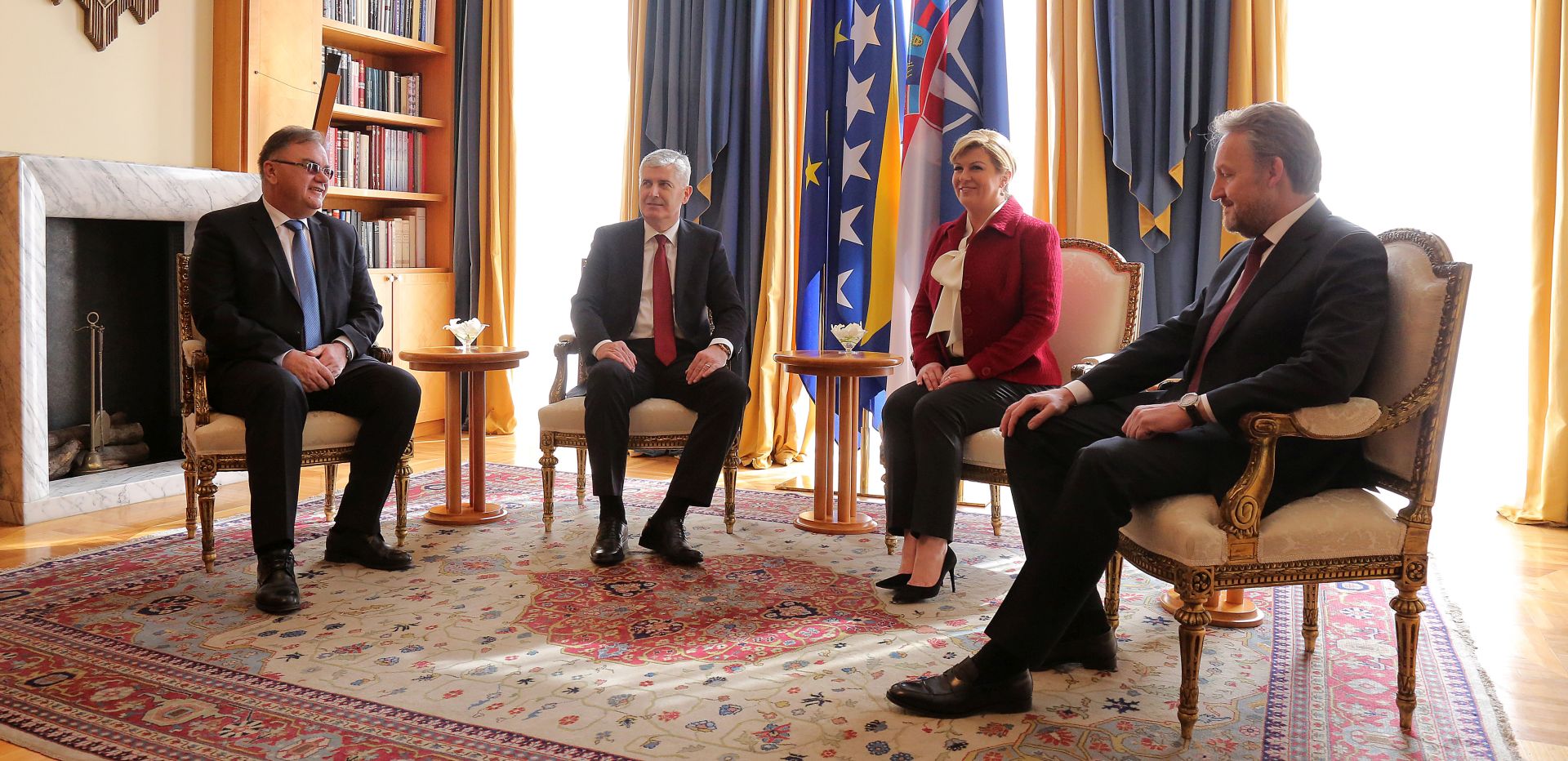 Zagreb, 08.03.2016 - Predsjednica Republike Hrvatske Kolinda Grabar Kitaroviæ primila je èlanove Kolektivnog Predsjednitva BiH koje je stiglo u slubeni posjet Republici Hrvatskoj. Na slici predsjednica Grabar-Kitaroviæ i predsjedatelj Dragan Èoviæ i èlanovi Bakir Izetbegoviæ i Mladen Ivaniæ tijekom sveèanog doèeka u Uredu Predsjednice. foto HINA/ Tomislav PAVLEK /ds