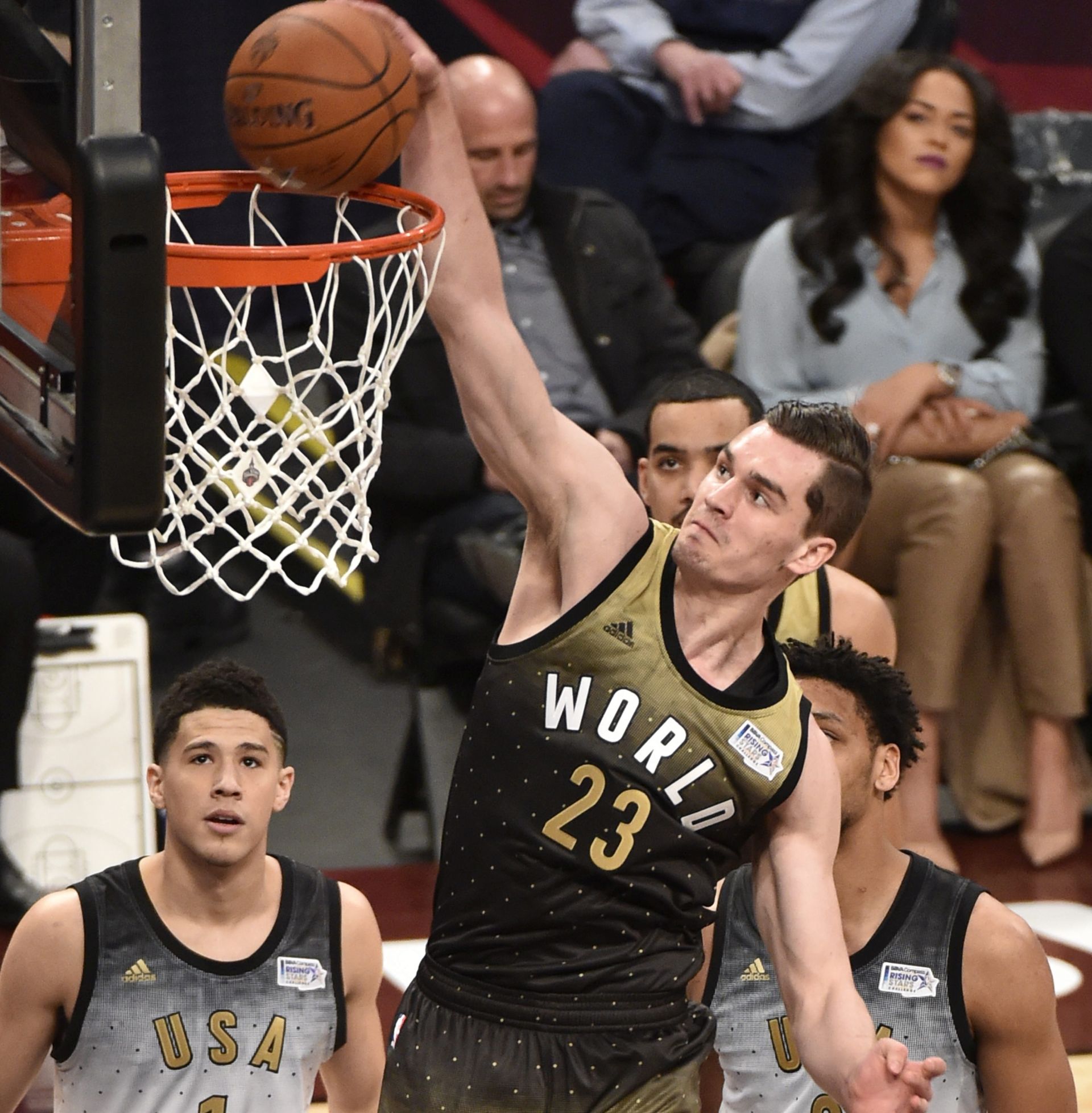 epa05157571 World Team player Mario Hezonja of Croatia dunks the ball against the United States Team during the Rising Stars Challenge game in Toronto, Ontario, Canada, 12 February 2016. This is the first time the NBA All-Star game has been held outside the United States.  EPA/WARREN TODA CORBIS OUT