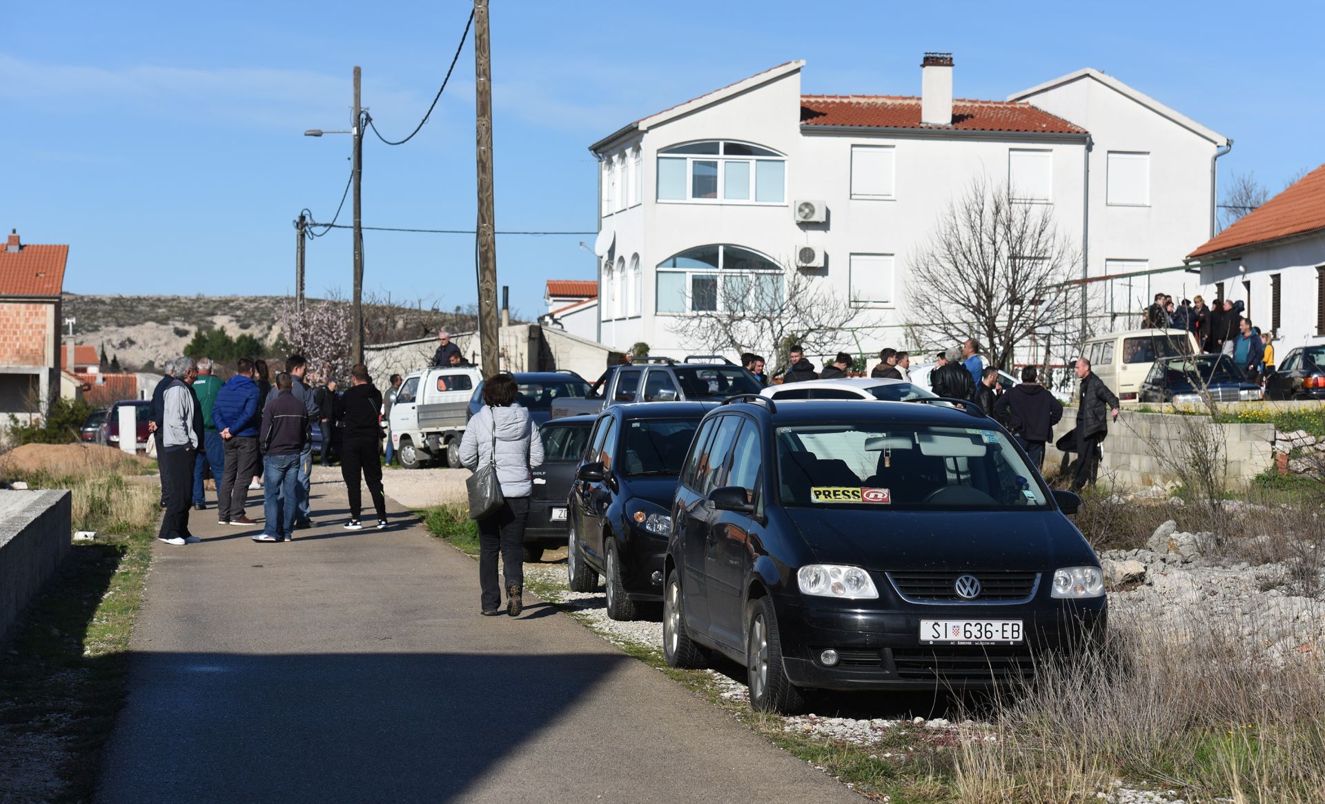 02.03.2016., Maslenica - Mnogobrojni aktivisti, mjestani i prijatelji okupili su se jutros pred kucom obitelji Bozic koja je dobila rjesenje suda o oduzimanju djece Lane (5) i Lea (3,5) te smjestanja u Kucu Svete Terezije za nezbrinutu djecu u Zagrebu.
Photo: Dino Stanin/PIXSELL