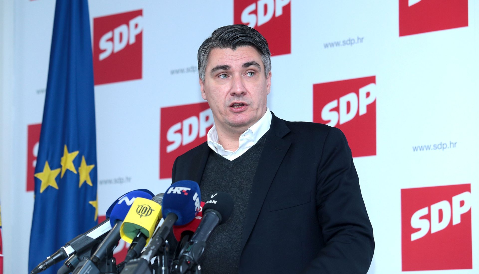 27.11.2015., Zagreb - Predsjednik SDP-a Zoran Milanovic pozvao je danas s izvanredne konferencije za medije Bozu Petrova da preuzme odgovornost i mjesto predsjednika Sabora RH. Photo: Patrik Macek/PIXSELL