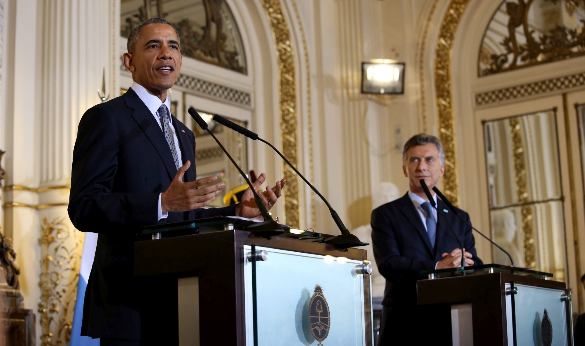 epa05227882 President of Argentina Mauricio Macri (R) and US President Barack Obama (L) at the joint press conference at Casa Rosada in Buenos Aires, Argentina, 23 March 2016. Obama is visiting Argentina following a historic visit to Cuba.  EPA/Martín Zabala / POOL POOL