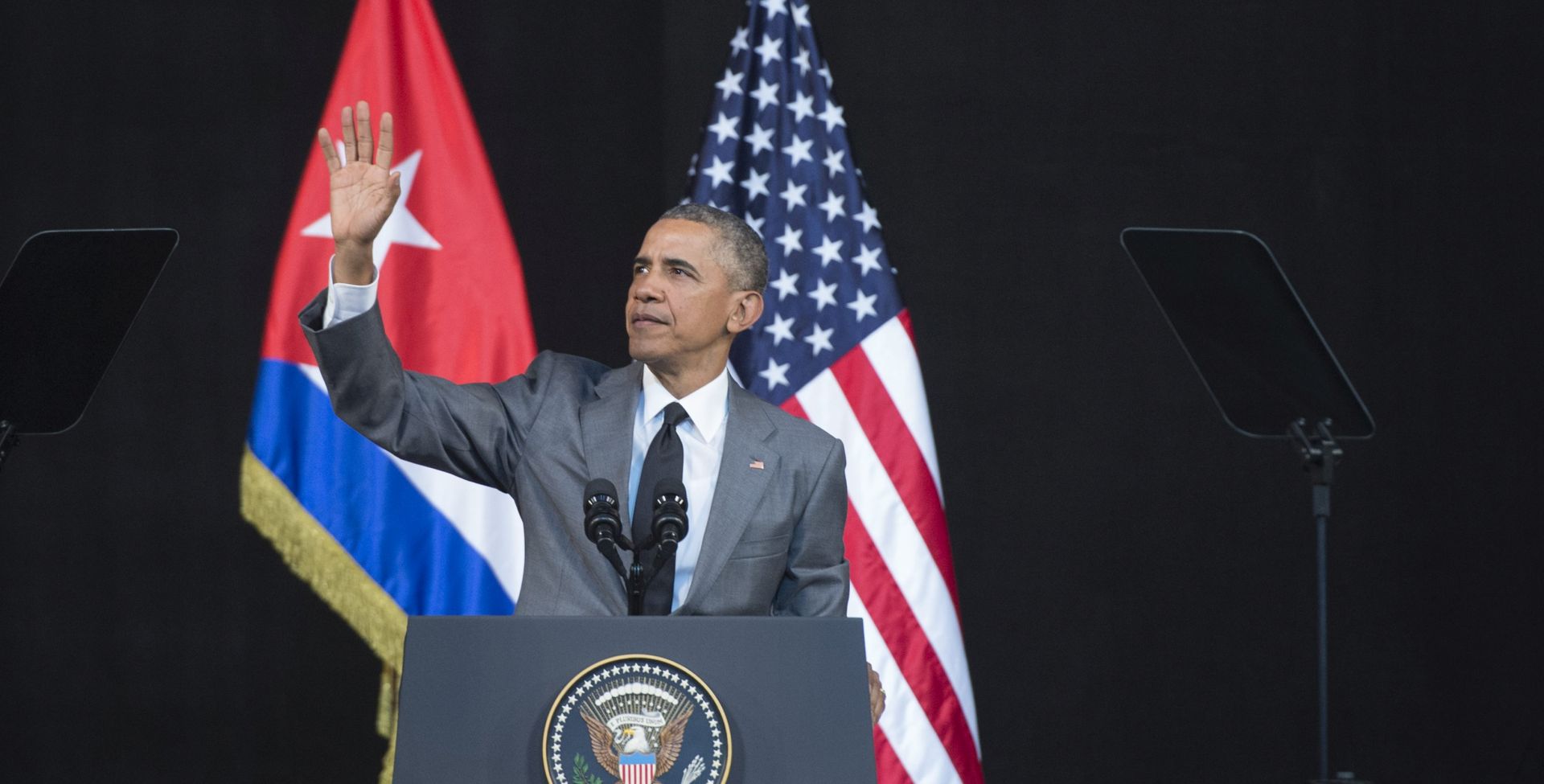 epa05225683 US President Barack Obama waves after arriving to address the people of Cuba at the El Gran Teatro de Havana, in Havana, Cuba, 22 March 2016. Obama is on an official visit to Cuba from 20 to 22 March 2016, the first US president to visit since Calvin Coolidge 88 years ago.  EPA/MICHAEL REYNOLDS
