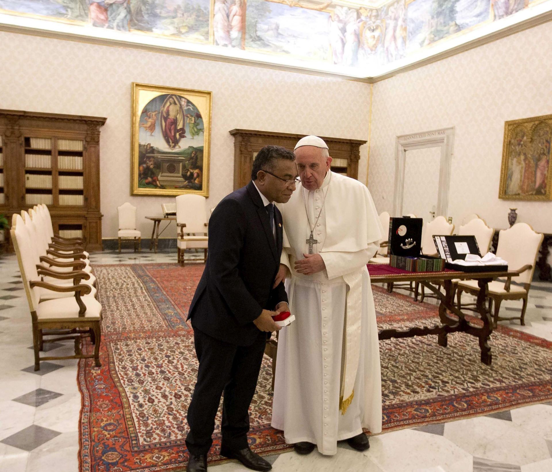 epa05192195 Pope Francis (R) and Rui Maria de Araujo (L), the Prime Minister of East Timor, share a word during an audience at the Vatican, 03 March 2016.  EPA/ALESSANDRA TARANTINO / POOL