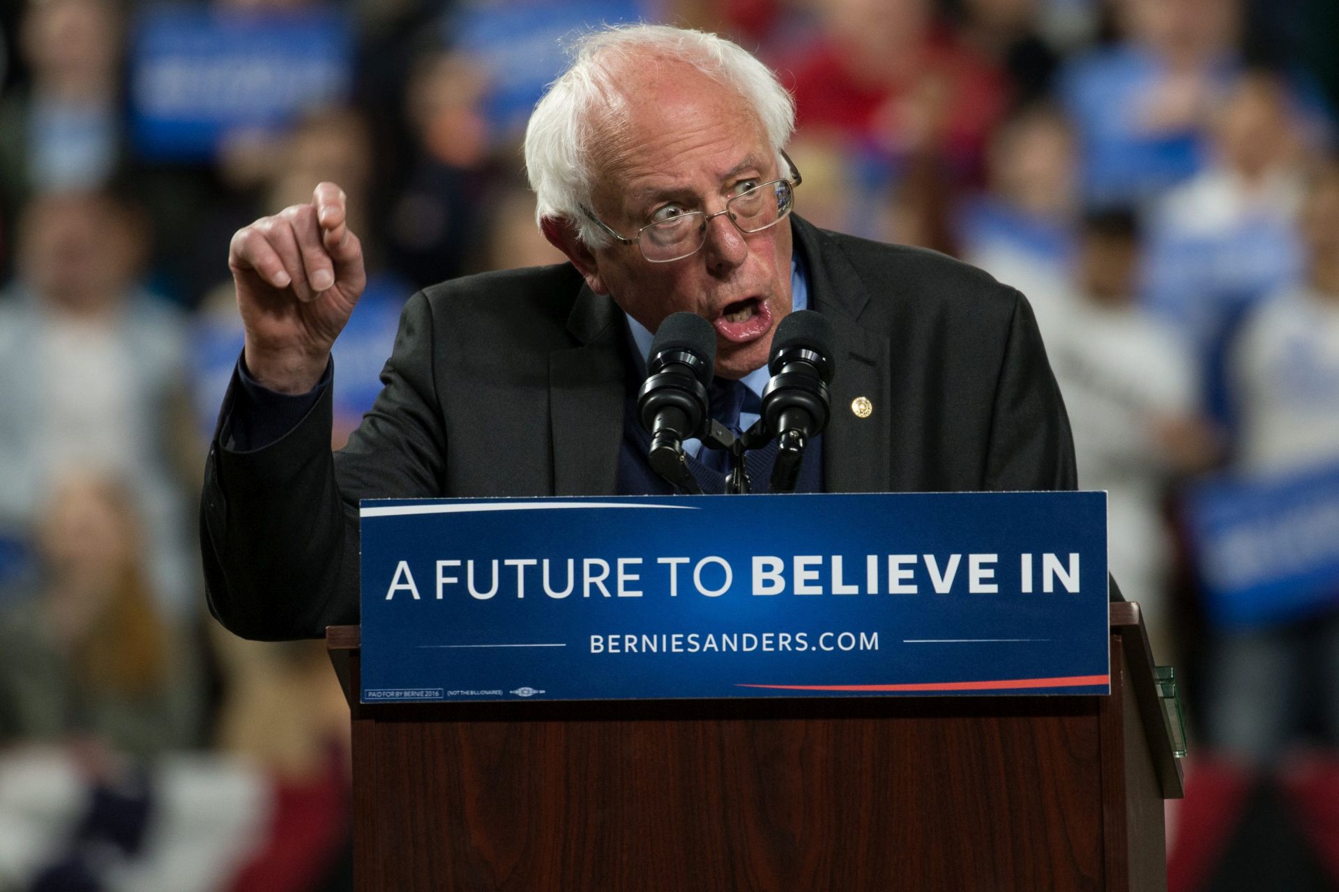 epa05231386 Democratic Presidential Candidate Bernie Sanders speaks to supporters during a campaign rally at Safeco Field in Seattle, Washington, USA, 25 March 2016.  EPA/MATT MILLS MCKNIGHT