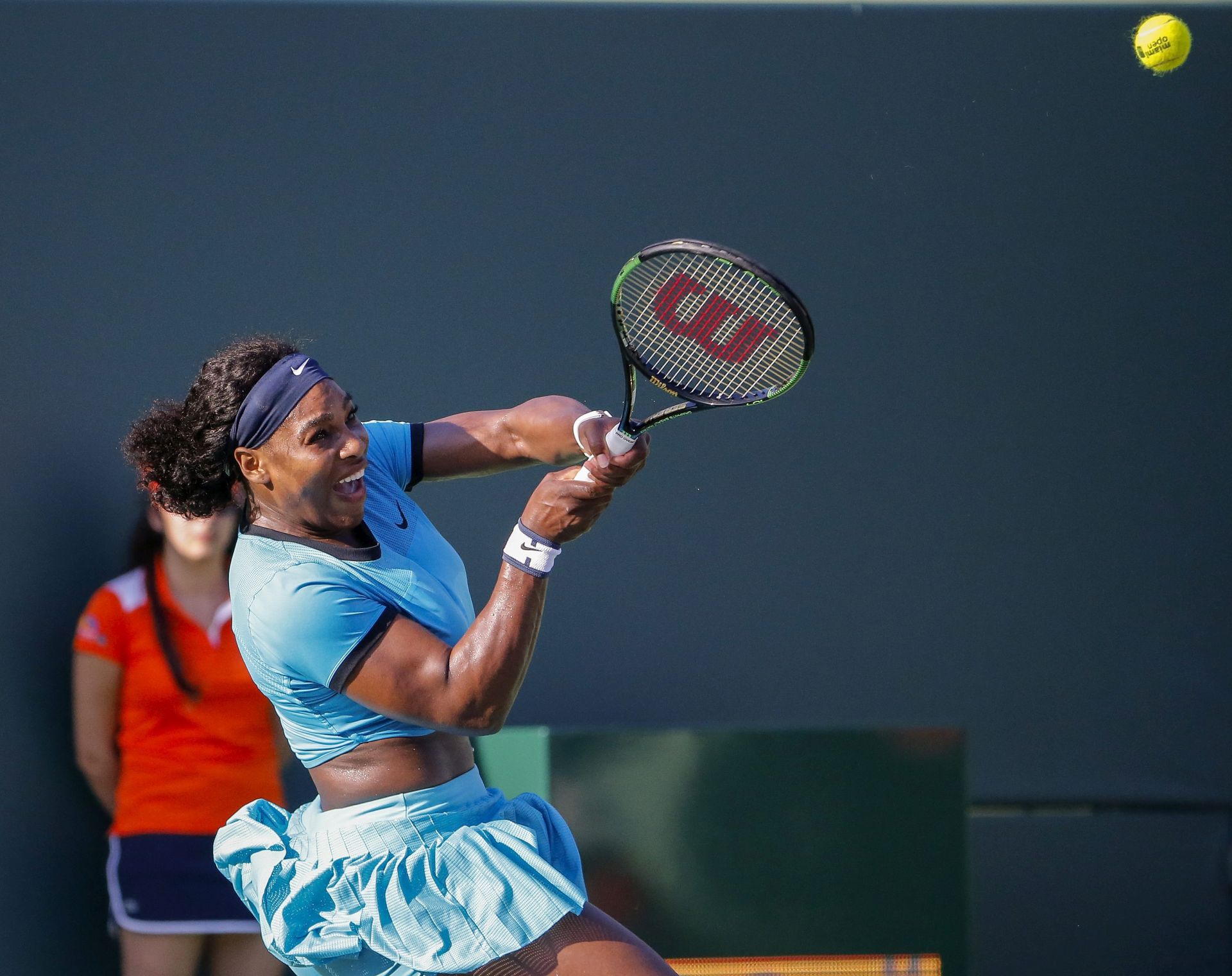 epa05232203 Serena Williams of the US in action against Zarina Diyas of Kazakhstan during a third round match at the Miami Open tennis tournament on Key Biscayne, Miami, Florida, USA, 26 March 2016.  EPA/ERIK S. LESSER