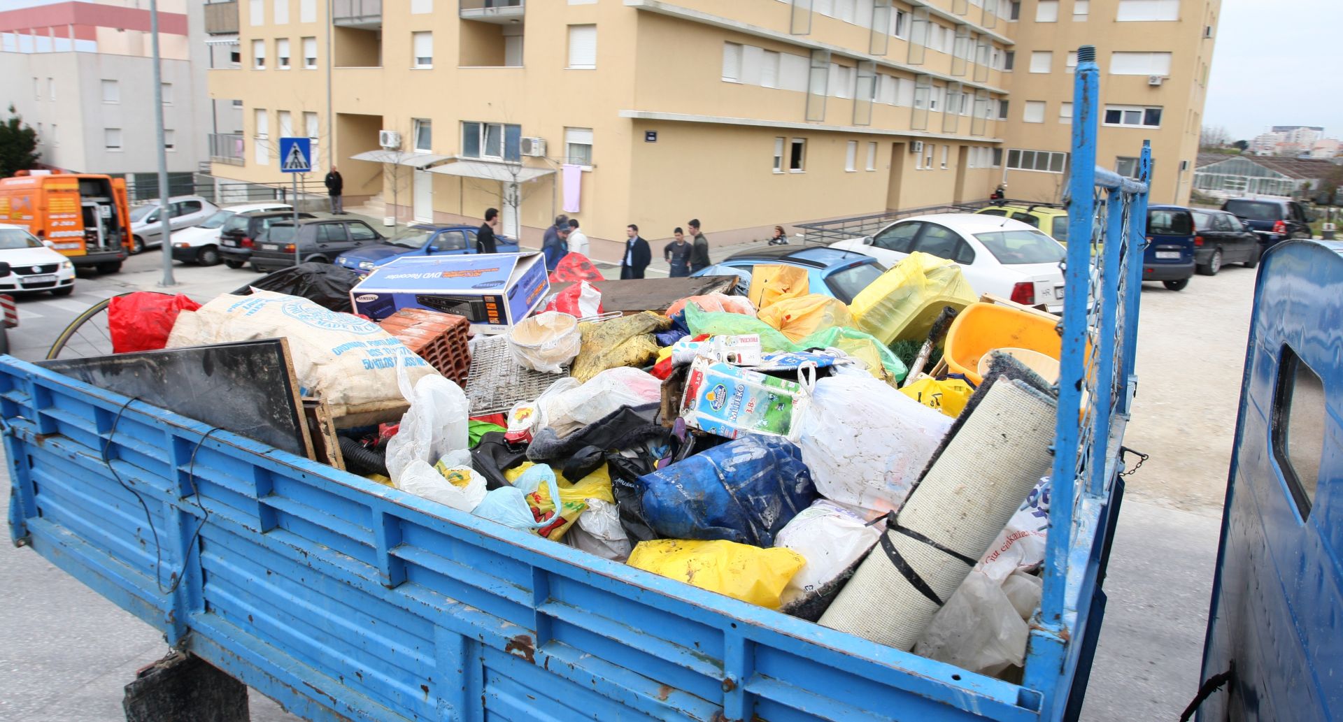30.03.2011., Put Duilova 4a, Split - Vec nekoliko dana clanovi Reto centra iz stana iznose kamione smeca koje su dvoje stanara u visokom prizemlju godinama gomilali. Izbacili su nekoliko kamiona i tamica, a posla jos uvijek ima. Ovo je najbolji primjer kako se grad odnosi prema svojoj imovini, porucuju susjedi koji godinama traze da se stvar rijesi. 
Photo: Ivo Cagalj/PIXSELL