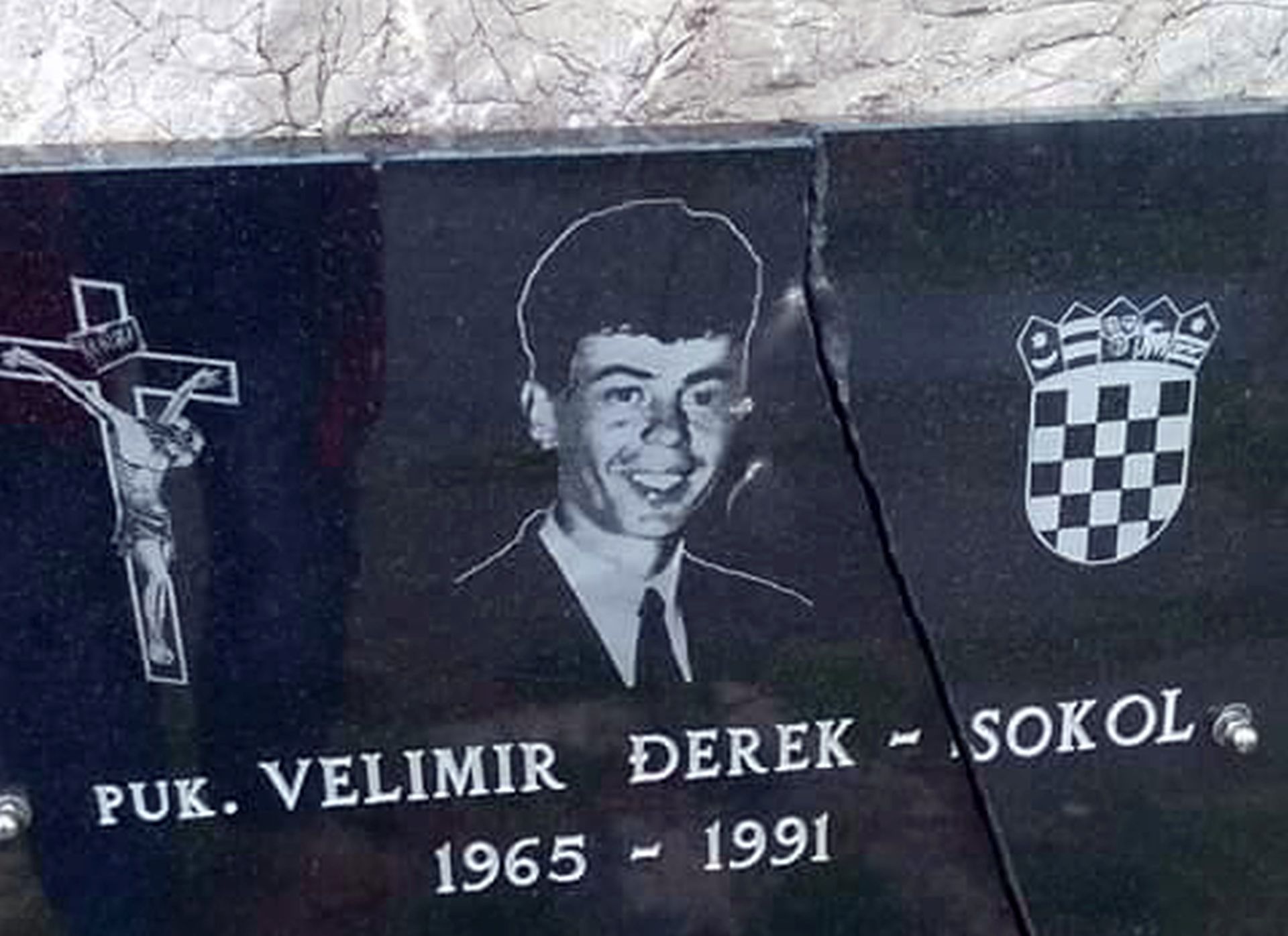 Vukovar, 16.3.2016. - U Vukovaru je u srijedu razbijena spomen ploèa junaka Domovinskog rata i jednog od simbola obrane Vukovara, Imoæanina Velimira Ðereka Sokola, a vijest o tom èinu ogorèila je njegovu sestru Rajku Mikuliæ koja je poèiniteljima poruèila da je njihovo djelo bestijalni èin nerazumljiv civiliziranom svijetu.
foto HINA / mm