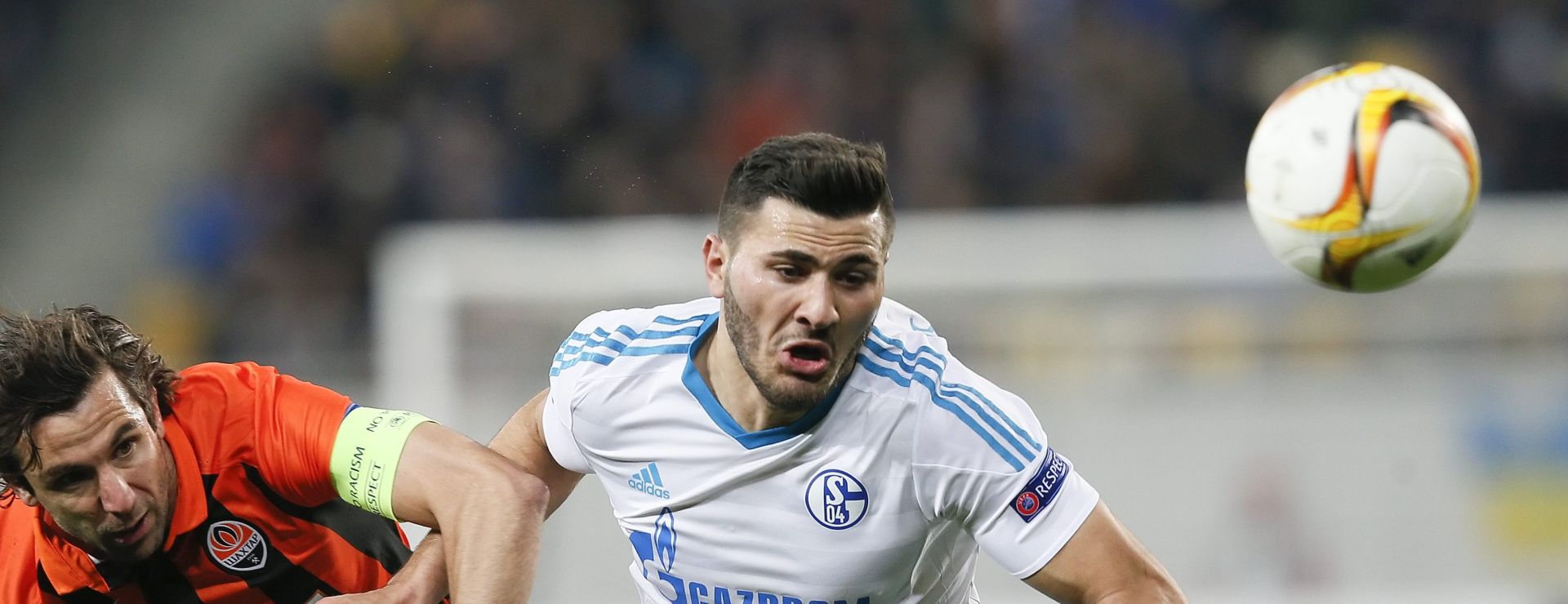 epa05169398 Sead Kolasinac (R) of Schalke vies for the ball with Darijo Srna (L) of Shakhtar Donetsk during the UEFA Europa League round of 32, first leg soccer match between Shakhtar Donetsk and Schalke at the Arena Lviv stadium in Lviv, Ukraine, 18 February 2016.  EPA/SERGEY DOLZHENKO