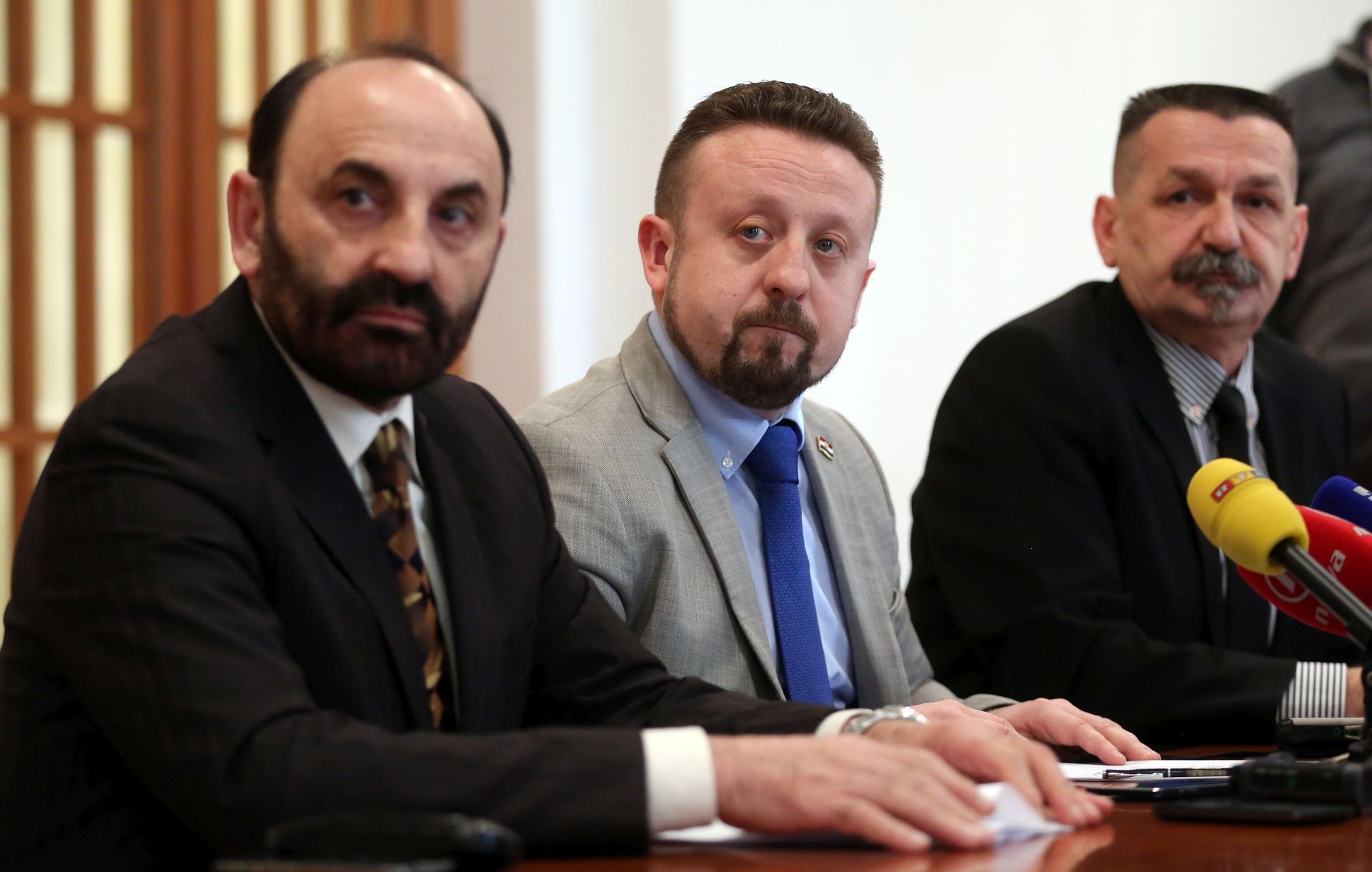 Zagreb, 17.03.2016 - Tiskovna konferencija Kluba zastpunika HSP-AS u Hrvatskom saboru. Na slici Ivan Kirin, Ivan Tepe i Pero Æoriæ tijekom konferencije.
foto HINA/ Damir SENÈAR /ds