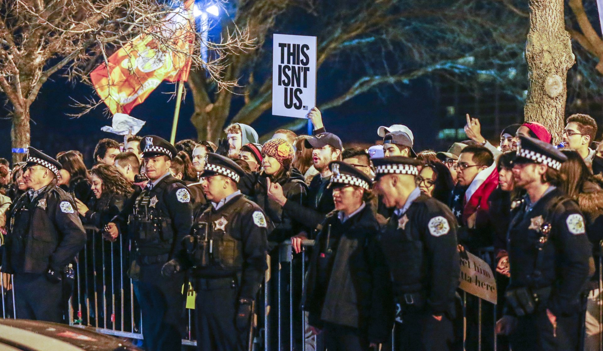 epa05207163 Protestors gather behind a line of police officers shouting after a campaign rally featuring Businessman and Republican presidential candidate Donald Trump was cancelled out of concern for public safety at the University of Illinois at Chicago Pavilion in Chicago, Illinois, USA, 11 March 2016. Residents go to the polls to cast their votes in the Illinois primary on 15 March.  EPA/TANNEN MAURY