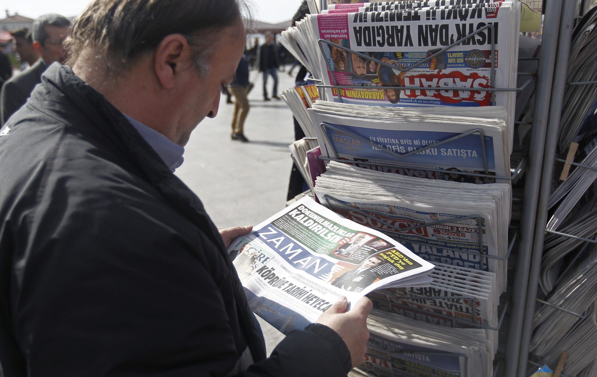 epa05197703 A man reads a Zaman newspaper two days after it was taken over by the government, in Istanbul, Turkey, 06 March 2016. Zaman is the latest media outlet to face the strong arm of the government, after authorities took over other critical media outlets, including newspaper and television stations, allegedly affiliated with the movement of Fethullah Gulen, a US-based Islamic preacher who fell out of grace with President Recep Tayyip Erdogan in recent years.  EPA/DENIZ TOPRAK