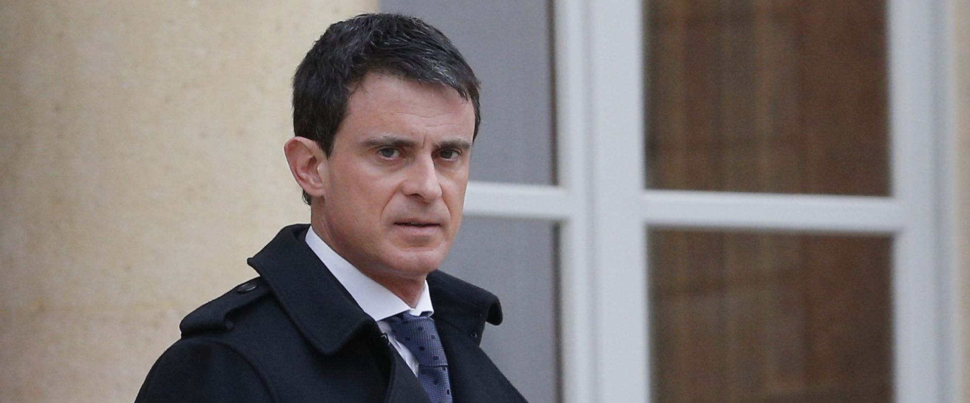 epa05220026 French Prime Minister Manuel Valls  leaves the Elysee Palace after attending a Defense Council in Paris, France, 19 March 2016. The meeting followed the arrest of suspected terrorist Salah Abdeslam a day earlier in the Molenbeek neighborhood of Brussels. Abdeslam is suspected to be involved on the 13 November Terrorist attack in Paris.  EPA/YOAN VALAT