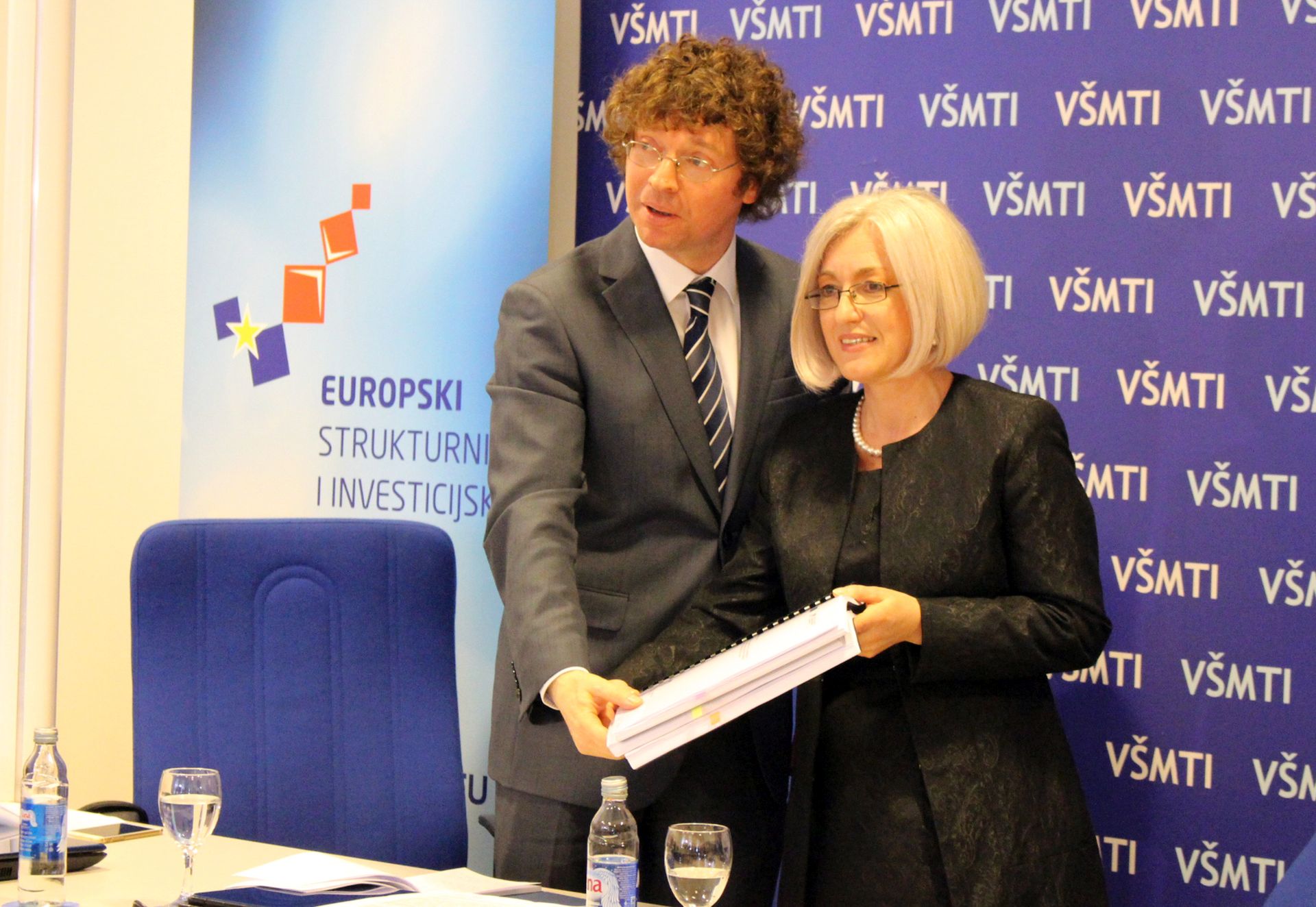 Virovitica, 29.3.2016. - U Visokoj koli za menadment u turizmu i informatici u Virovitici u utorak je potpisan ugovor o dodjeli nepovratnih financijskih sredstava za izgradnju studentskog doma vrijednog 18,5 milijuna kuna. Na fotografiji ministar znanosti, obrazovanja i sporta Predrag ustar i dekanica virovitièke Visoke kole Vesna Bedekoviæ.
foto HINA / mm