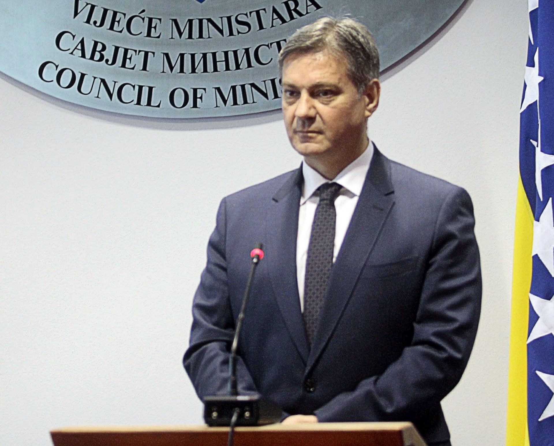 Sarajevo, 7.3.2016. - Najmlaða èlanica vlade Kraljevine vedske, ministrica obrazovanja Aida Hadialiæ, podrijetlom iz BiH, pozvala je u ponedjeljak nakon susreta s predsjedateljem Vijeæa ministara BiH Denisom Zvizdiæem u Sarajevu vlasti te zemlje na provedbu reformi i najavila da æe vedska BiH pomoæi u razvoju gospodarstva i na njezinom putu u Europsku uniju. Na fotografiji Aida Hadialiæ i Denis Zvizdiæ.
foto HINA / FENA / mm