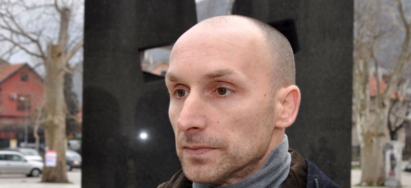 Mostar, 5.3.2016. - Duje antiæ (na fotografiji), sin generala Hrvatskoga vijeæa obrane (HVO) Vlade antiæa najvjerojatnije ubijenog prije 21 godinu pozvao je u subotu Tuiteljstvo BiH da preuzme procesuiranje ovoga sluèaja, a za smrt oca optuio je generala bonjaèke Armije BiH Atifa Dudakoviæa i zapovjednika vojne policije Armije BiH Hamdiju Abdiæa Tigra. Foto HINA / FENA / Ivan ROZIÆ / mm