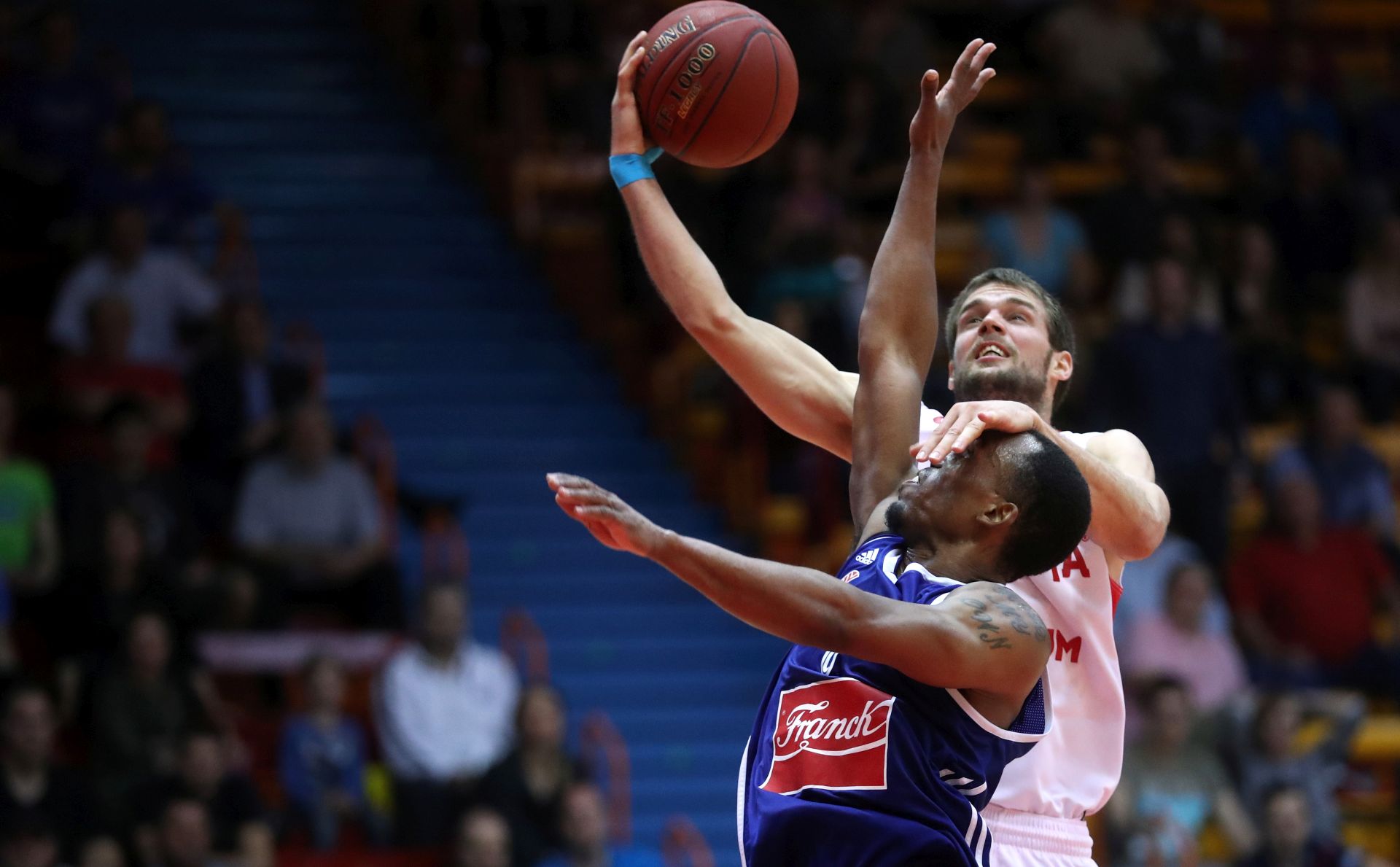 Zagreb, 13.04.2016 - Utakmica 4. kola Lige za prvaka Prvenstva Hrvatske za koarkae izmeðu Cedevite i Cibone. Na slici Fran Pilepiæ iz Cedevite i James Florence iz Cibone.
foto HINA/ Damir SENÈAR /ds