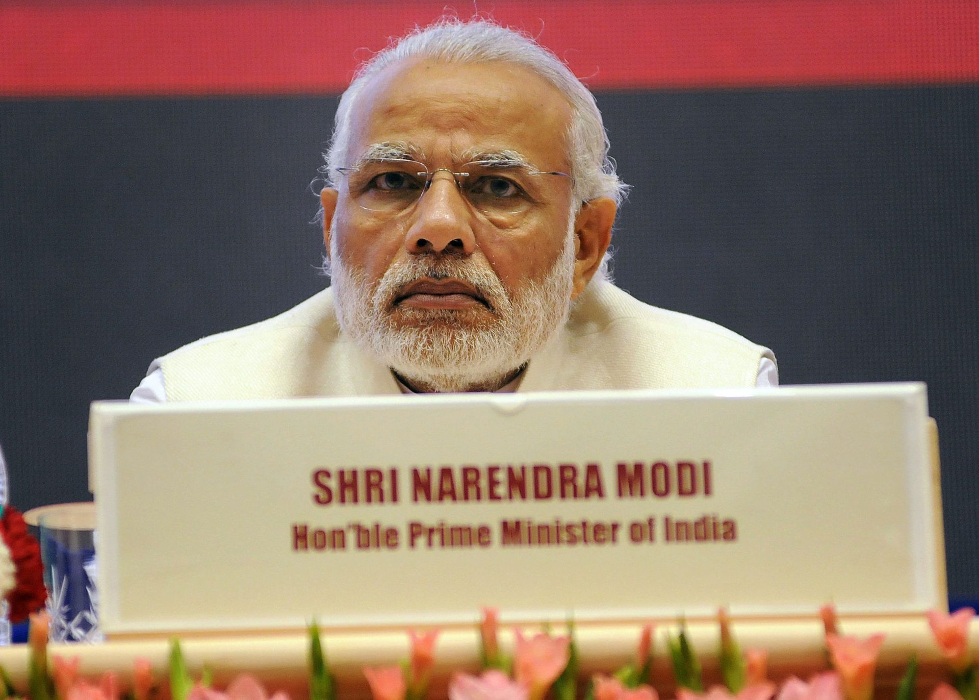 epa05193575 Indian Prime Minister Narendra Modi (R) speaking at a function to inaugurate the Setu Bharatam project in New Delhi, India 04 March 2016. Prime Minister Modi launched the Setu Bharatam project, aiming to make all Indian national highways free from railway crossings by the 2019 as India's railways carry an estimated 20 million passengers daily, news reports said.  EPA/STR
