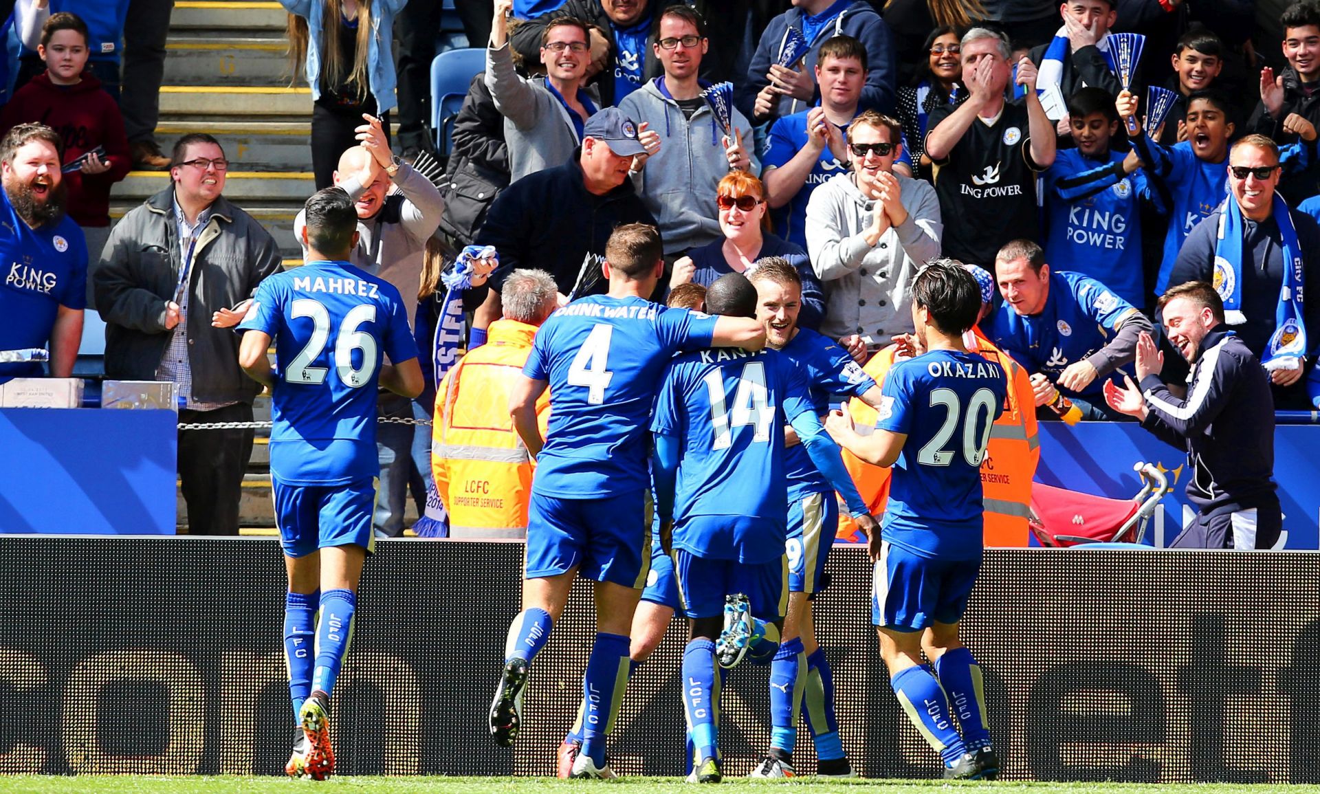 epa05263710 Leicester City's Jamie Vardy (2-R) celebrates with his teammates after scoring the 1-0 lead during the English Premier League soccer match between Leicester City and West Ham United at The King Power Stadium in Leicester, Britain, 17 April 2016.  EPA/TIM KEETON EDITORIAL USE ONLY. No use with unauthorized audio, video, data, fixture lists, club/league logos or 'live' services. Online in-match use limited to 75 images, no video emulation. No use in betting, games or single club/league/player publications.