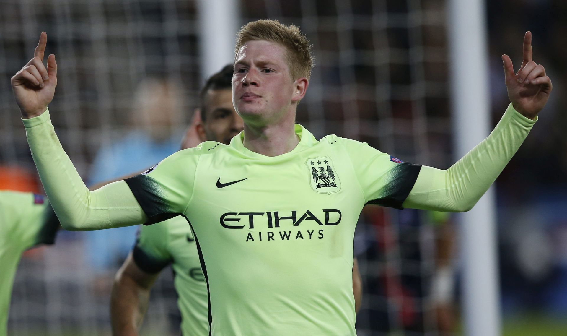 epa05246835 Kevin De Bruyne of Manchester City celebrates scoring the opening goal during the UEFA Champions League quarter final first leg soccer match between Paris Saint-Germain and Manchester City FC at the Parc des Princes Stadium in Paris, France, 06 April 2016.  EPA/GUILLAUME HORCAJUELO