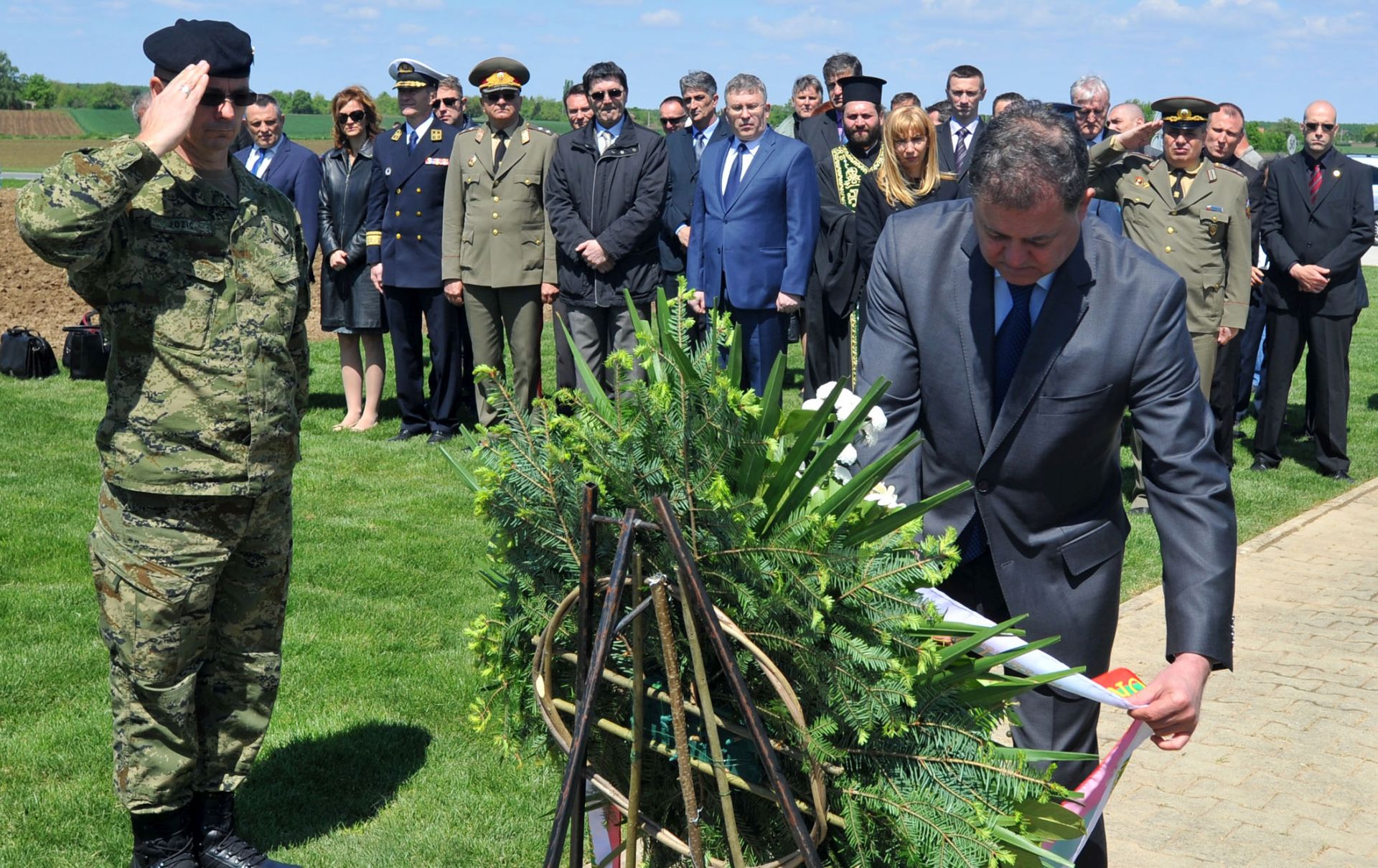Vukovar, 26.04.2016 - Danas je u sklopu posjeta izaslanstva Ministarstva obrane Republike Bugarske, predvoðenog ministrom Nikolayem Nankovom Nenchevim u Vukovaru sveèano otvoreno  obnovljeno bugarsko vojno groblje i odana poèast svim poginulim bugarskim èasnicima i vojnicima tijekom II. svjetskog rata. Na slici Nikolay Nenchev.
foto HINA/ ik