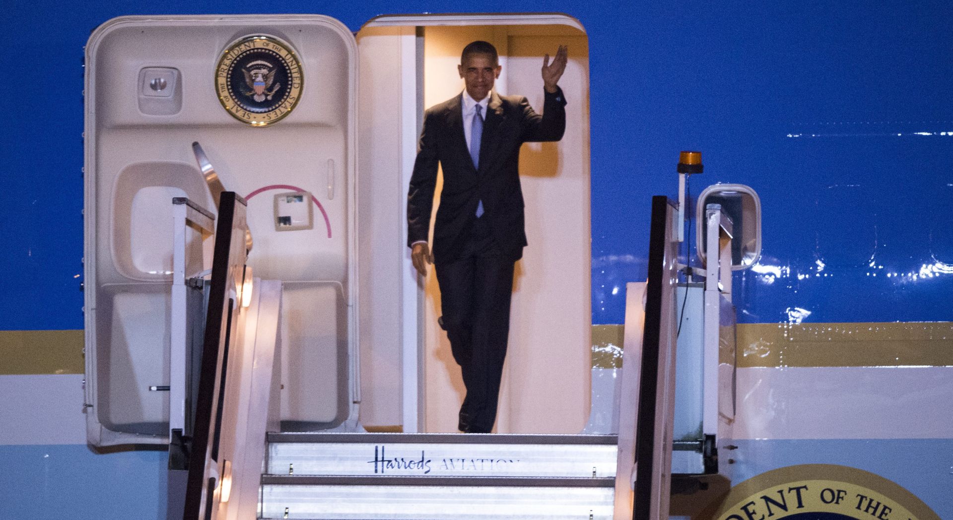 epa05271212 US President Barack Obama disembarks from Air Force One at London Stansted Airport, Britain, 21 April 2016.  EPA/HANNAH MCKAY
