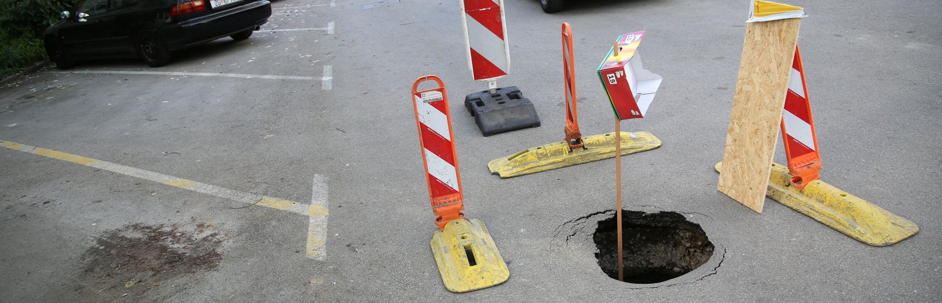 Zagreb, 07.04.2016 - red za upravljanje u hitnim situacijama priopæio je  u èetvrtak da je otvorena rupa u kolniku u Ulici Vincenta iz Kastva izmeðu kuænih brojeva 1 i 11 na Srednjacima, a rijeè je o drugom takvom sluèaju ovaj tjedan nakon to se u ponedjeljak naveèer velika rupa otvorila na kolniku Slavonske avenije, na velikom krianju sa Ulicom Josipa Marohniæa i 13. Vrbikom.
foto HINA/ Lana SLIVAR DOMINIÆ/ ik