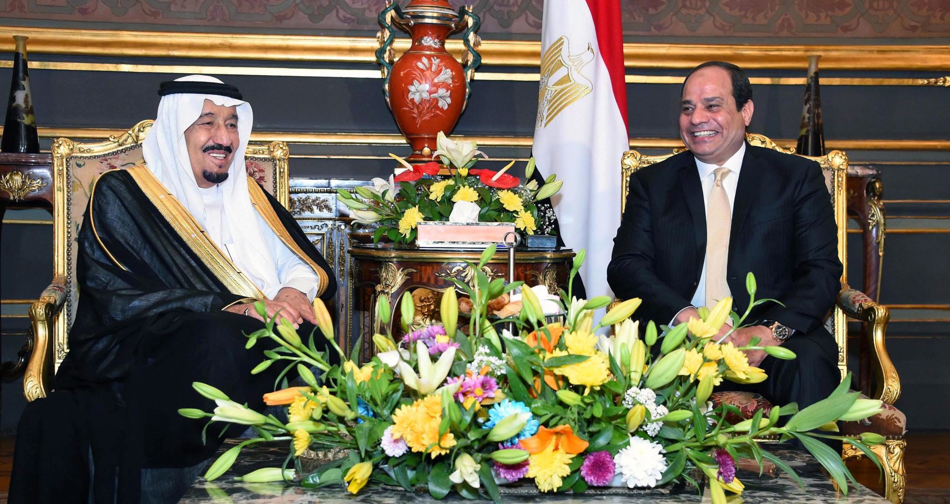 epa05252467 A handout photograph made available by the Egyptian Presidency on 10 April shows Egyptian President Abdel Fattah al-Sisi (R) meeting with Saudi King Salman bin Abdulaziz (L) in Cairo, Egypt, 09 April 2016.  EPA/EGYPTIAN PRESIDENCY/HANDOUT  HANDOUT EDITORIAL USE ONLY/NO SALES