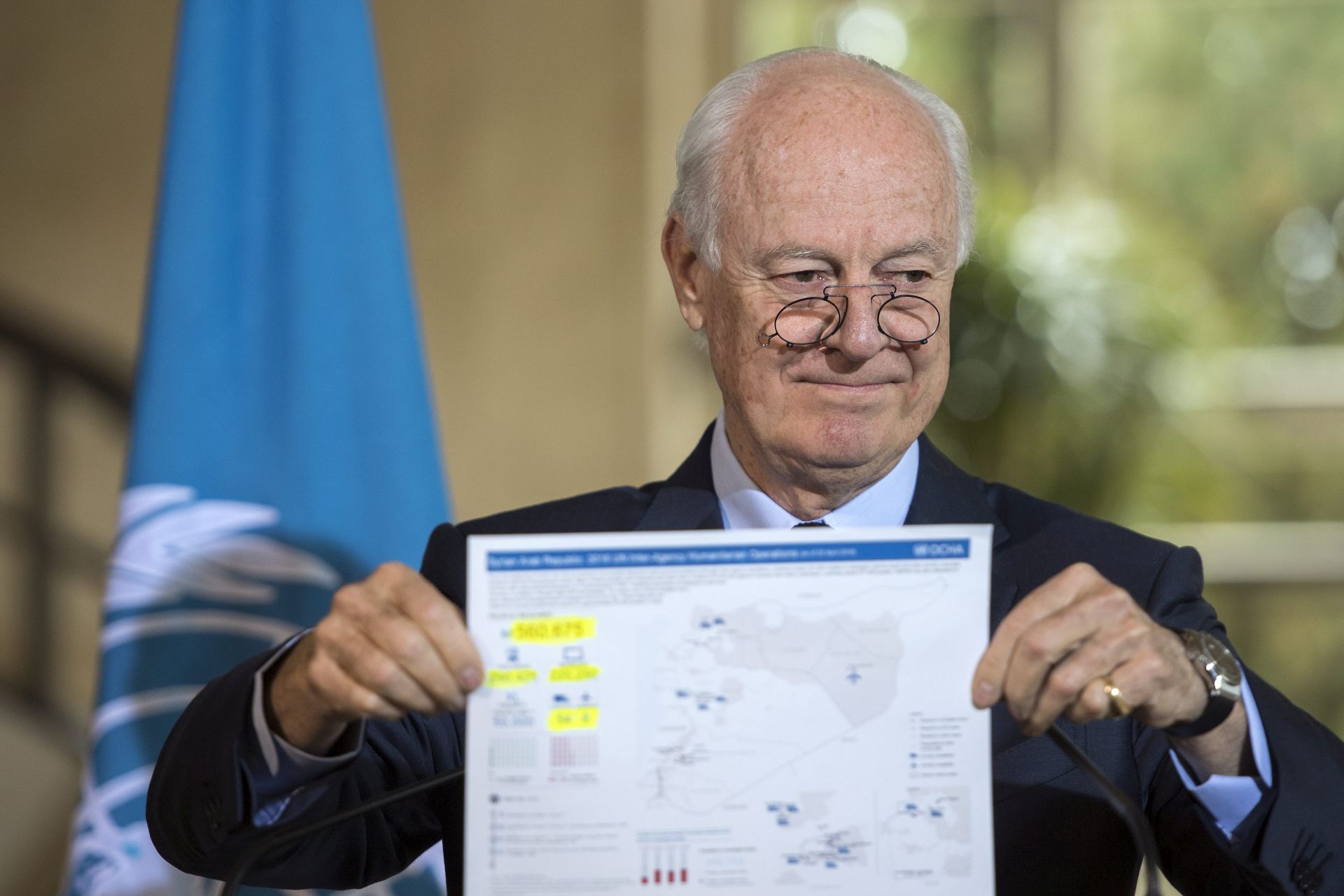 epa05270411 Staffan de Mistura, UN Special Envoy of the Secretary-General for Syria, shows Office for the Coordination of Humanitarian Affairs (OCHA) figures on situation in Syria during a press conference after the Update on Task Force for Humanitarian Access in Syria, at the European headquarters of the United Nations, in Geneva, Switzerland,  21 April 2016.  EPA/MARTIAL TREZZINI