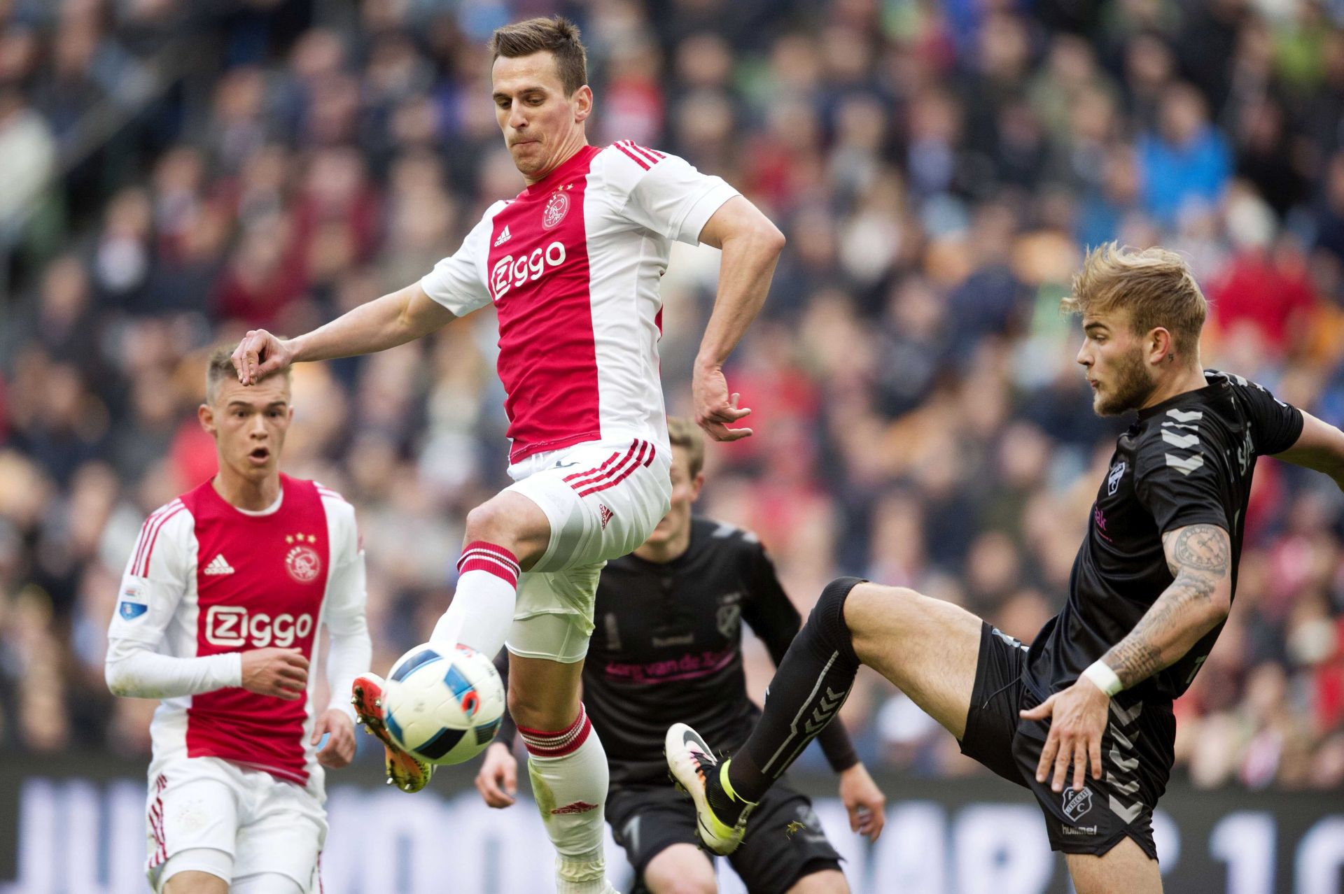 epa05263620 Arkadiusz Milik (L) of Ajax Amsterdam in action with Timo Letschert of FC Utrecht during the Dutch Eredivisie soccer match between Ajax Amsterdam and FC Utrecht, in Amsterdam, The Netherlands, 17 April 2016.  EPA/OLAF KRAAK