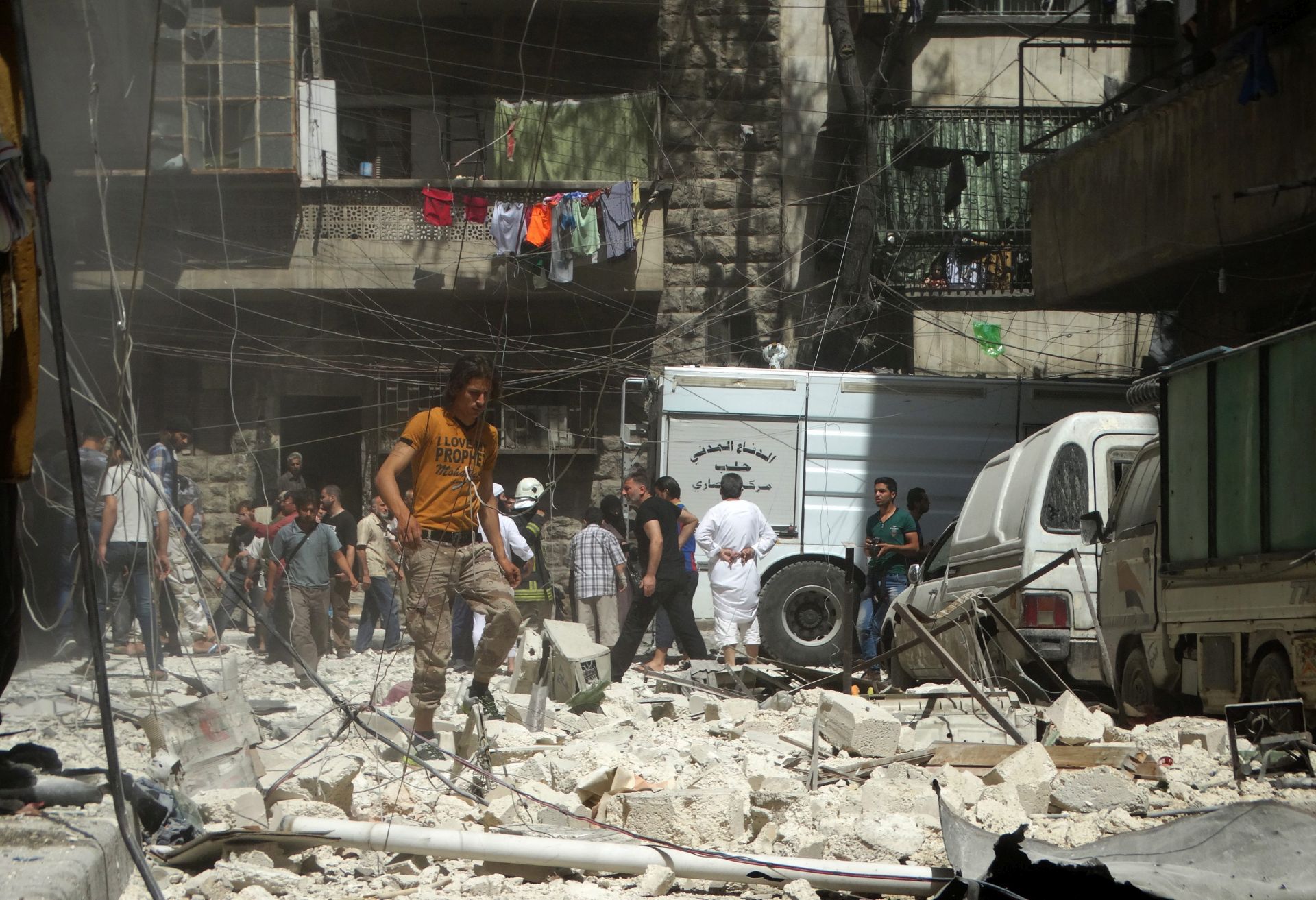 epa05281943 Syrians gather at the site of airstrikes in the rebel-held neighbourhood of Kalasa in Aleppo, Syria, 28 April 2016. At least 34 people were killed by shelling and missile fire in the Syrian city of Aleppo, the largest in the north of the country, the Syrian Observatory for Human Rights, or SOHR, reported on 28 April. Among those were at least 20 people killed by the airstrikes of warplanes, the identity of which is still unknown, in the neighborhoods of Bustan al-Qasr and al-Kalasa, according to SOHR.  EPA/ZOUHIR AL SHIMALE