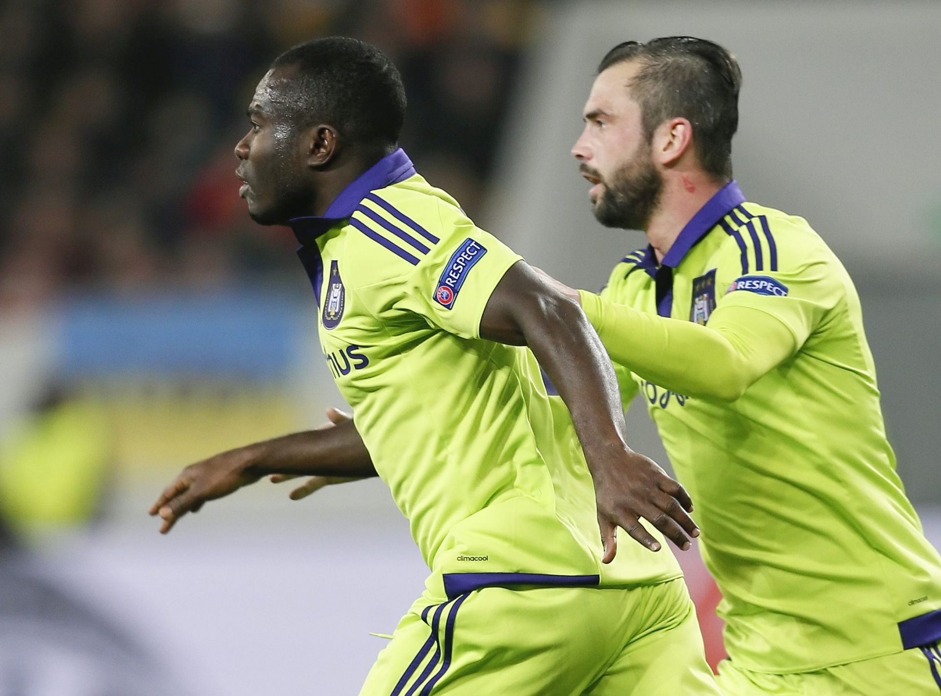 epa05204999 Anderlecht players celebrate after Steven Defour (L) scored a goal during the UEFA Europa League round of 16, first leg soccer match between Shakhtar Donetsk and Anderlecht at the Arena Lviv stadium in Lviv, Ukraine, 10 March 2016.  EPA/SERGEY DOLZHENKO