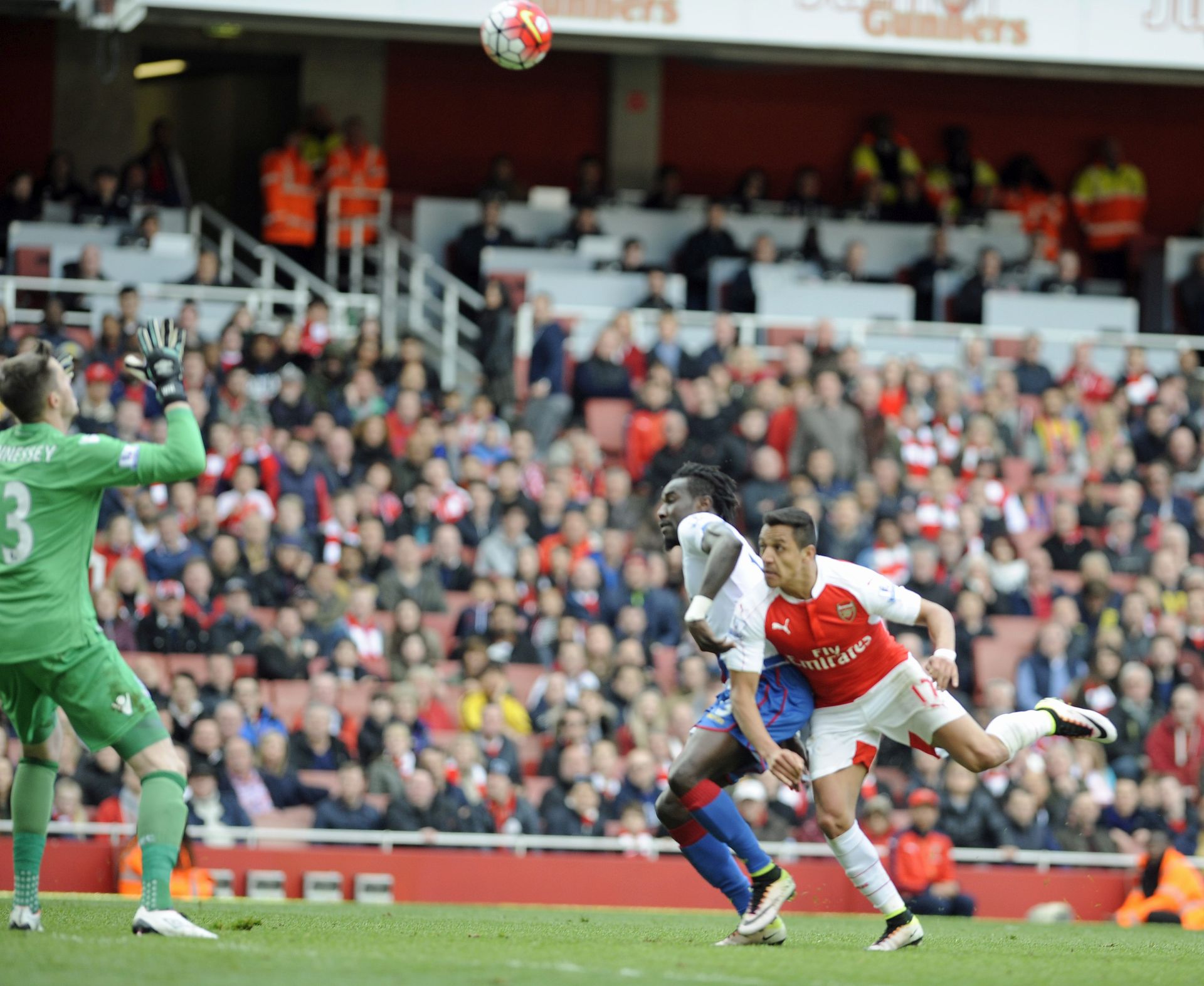epa05264231 Arsenal's Alexis Sanchez (R) scores their first goal with a looping header past Crystal Palace's Pape Souare (C) during their Premier League match at The Emirates Stadium, North London, Britain, 17 April 2016.  EPA/GERRY PENNY   EDITORIAL USE ONLY. No use with unauthorized audio, video, data, fixture lists, club/league logos or 'live' services. Online in-match use limited to 75 images, no video emulation. No use in betting, games or single club/league/player publications.