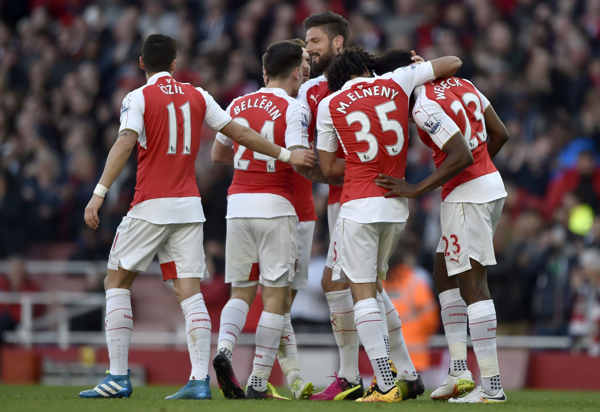 epa05284659 Arsenal players celebrate after Arsenal's Danny Welbeck (unseen) scores during the English Premier League soccer match between Arsenal and Norwich City at the Emirates Stadium in London, Britain, 30 April 2016.
EDITORIAL USE ONLY. No use with unauthorized audio, video, data, fixture lists, club/league logos or 'live' services. Online in-match use limited to 75 images, no video emulation. No use in betting, games or single club/league/player publications  EPA/HANNAH MCKAY