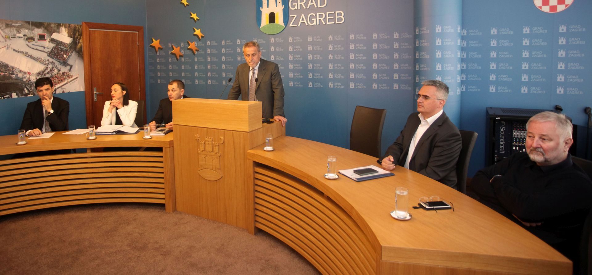 Zagreb, 27.04.2016. - Uoèi 38. sjednice Gradske skuptine Grada Zagreba u Gradskoj upravi gradonaèelnik Milan Bandiæ odrao je konferenciju za novinare na temu Akti gradonaèelnika. Na slici proèelnik Ureda gradonaèelnika Miro Laco, predsjednica uprave Zagrebaèkog holdinga, Ana Stojiæ Deban, proèelnik gradskog ureda za obrazovanje, port i kulturu, Ivica Lovriæ, Milan Bandiæ, zamjenik proèelnika gradskog ureda za prostorno ureðenje, izgradnju Grada, graditeljstvo, komunalne poslove i promet, Alan Ordulj, proèelnik gradskog ureda za financije, Slavko Kojiæ.
Foto HINA / Mario ÆUIÆ / mæ