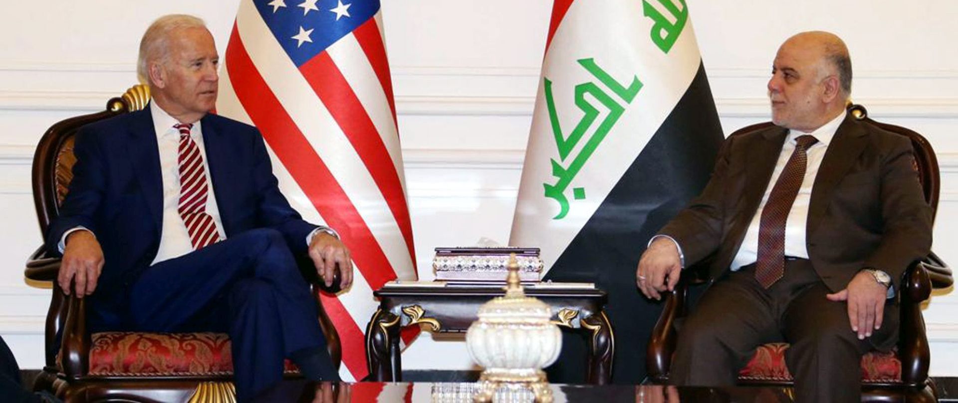 epa05281657 A handout picture released by Iraqi Prime Minister's office shows Iraqi Prime Minister Haider al-Abadi (R) meet with US Vice President Joe Biden (L) in Baghdad, Iraq, 28 April 2016. Joe Biden is on a surprise visit to Iraq to help resolve the political issues in the country.  EPA/IRAQI PRIME MINISTER OFFICE / HANDOUT