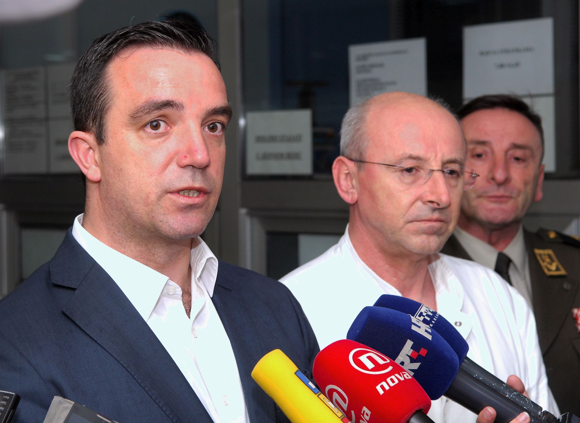 Karlovac, 27.04.2016 - Ministar obrane RH, Josip Buljeviæ je posjetio Opæu bolnicu u Karlovcu, gdje se upoznao sa zdravstvenim stanjem ozlijeðenih pripadnika OS RH. U Opæoj bolnici u Karlovcu je razgovarao sa sanacijskim upraviteljem bolnice dr. Suadom Crnicom, te su obojica dali izjave za medije.
foto HINA/ Mladen VOLARIÆ/ ik