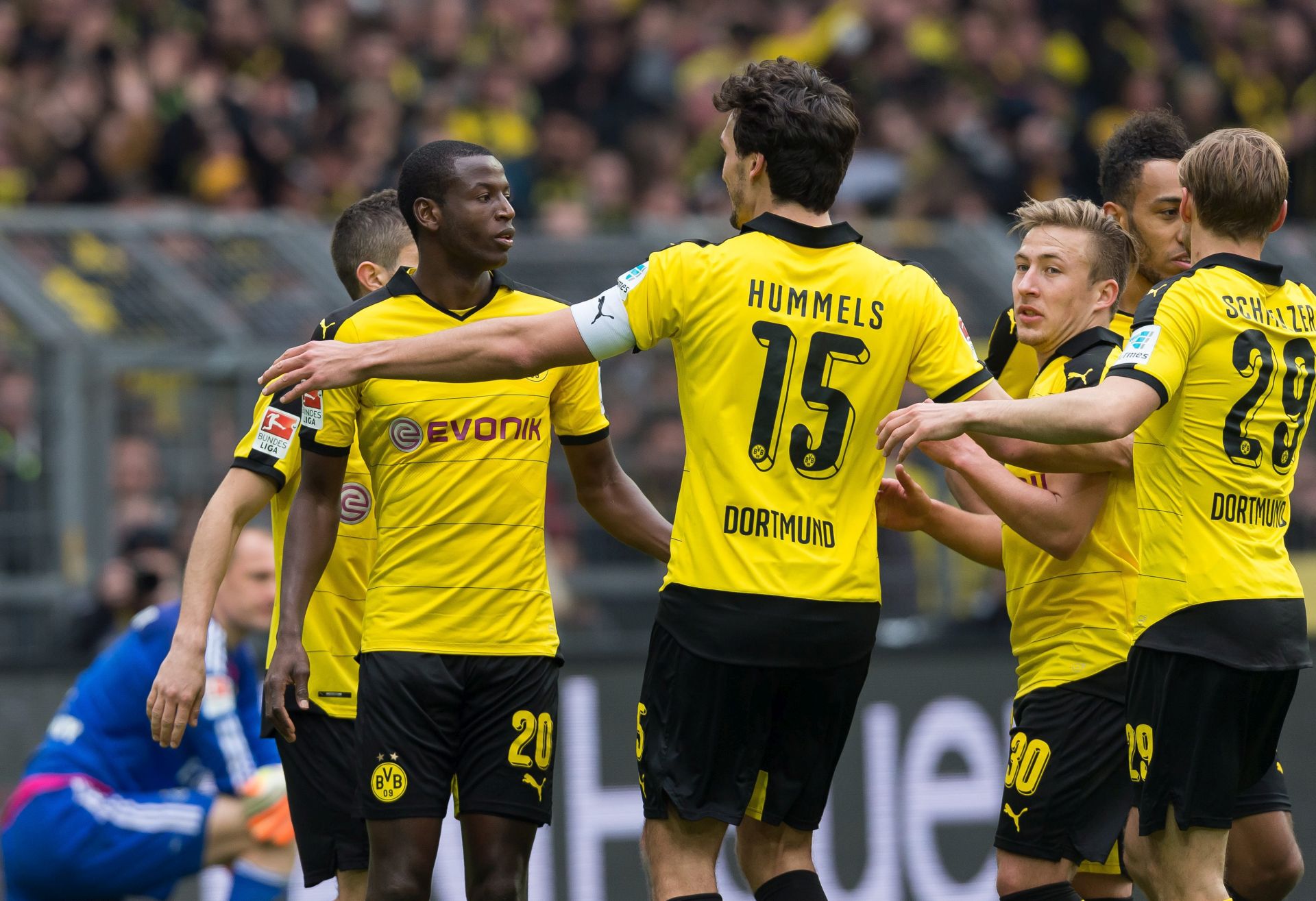epa05264165 Dortmund's Adrian Ramos (L) celebrates his 3-0 goal with teammates Mats Hummels (L-R), Felix Passlack, Pierre-Emerick Aubameyang and Marcel Schmelzer during the German Bundesliga soccer match between Borussia Dortmund and Hamburg SV at Signal Iduna Park in Dortmund, Germany, 17 April 2016. 
(EMBARGO CONDITIONS - ATTENTION: Due to the accreditation guidelines, the DFL only permits the publication and utilisation of up to 15 pictures per match on the internet and in online media during the match.)  EPA/GUIDO KIRCHNER 
(EMBARGO CONDITIONS - ATTENTION: Due to the accreditation guidelines, the DFL only permits the publication and utilisation of up to 15 pictures per match on the internet and in online media during the match.)