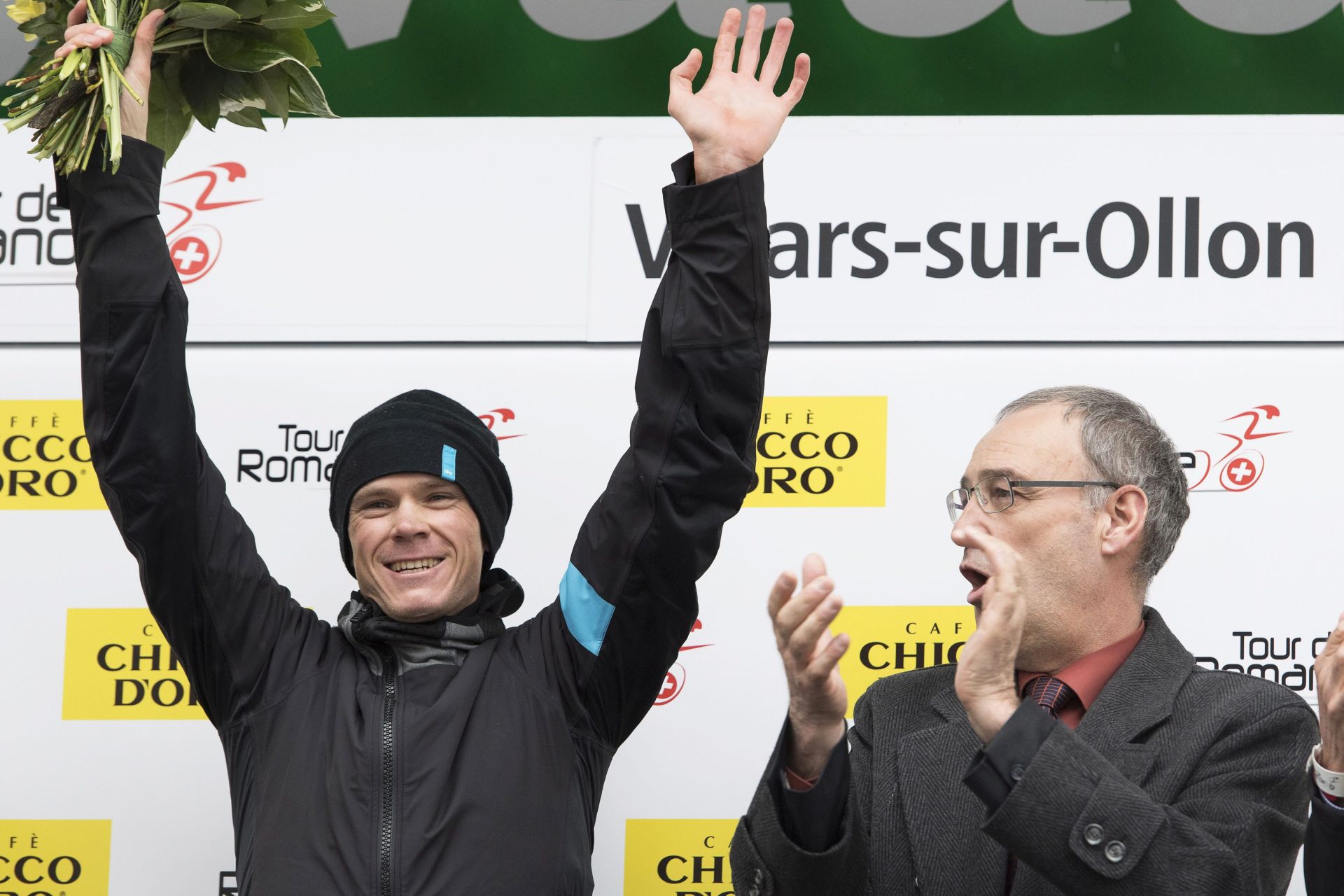 epa05284357 British rider Christopher Froome (L) of Team Sky celebrates on the podium next to Swiss Federal Councillor Guy Parmelin (R) after winning the fourth stage of the 70th Tour de Romandie UCI ProTour cycling race over 172.7km between Conthey and Villars-sur-Ollon, Switzerland, 30 April 2016.  EPA/LAURENT GILLIERON