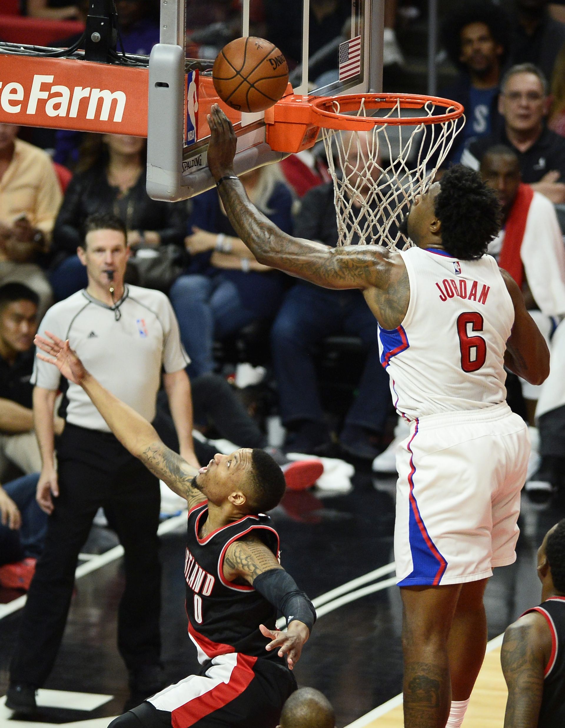 epa05264971 Los Angeles Clippers DeAndre Jordan (R) blocks the shot of Portland Trail Blazers Damian Lillard (L) in second half action of game one of their NBA Western Conference first round playoff basketball game in Los Angeles, California, USA, 17 April 2016. The Clippers won the game to take a one game to none lead in the best of seven series.  EPA/PAUL BUCK CORBIS OUT