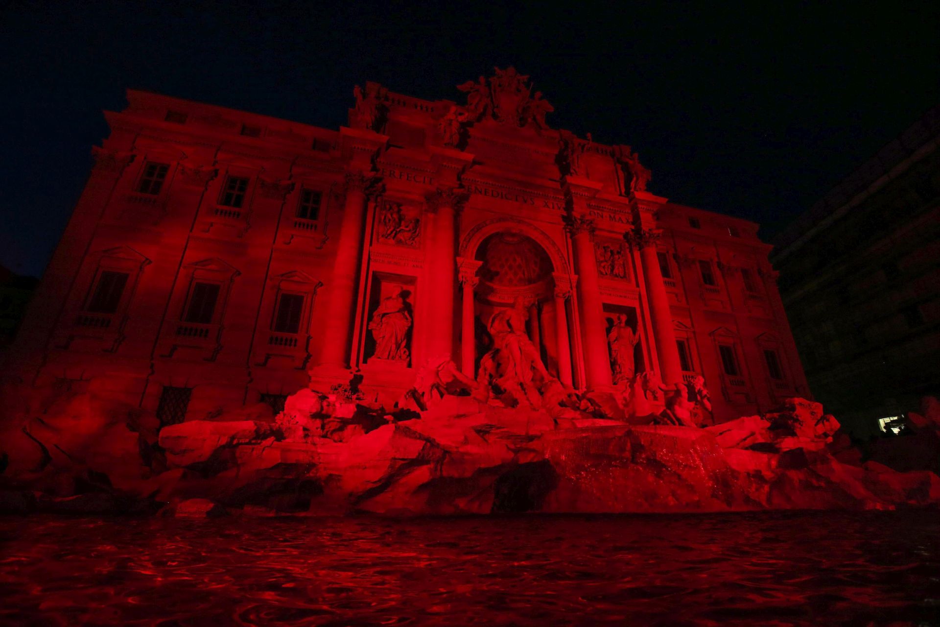 epa05283411 A view of the Trevi Fountain illuminated with red light beams to remember the blood of the Christians martyrs killed due to their faith, Rome, Italy, 29 April 2016.  EPA/ALESSANDRO DI MEO