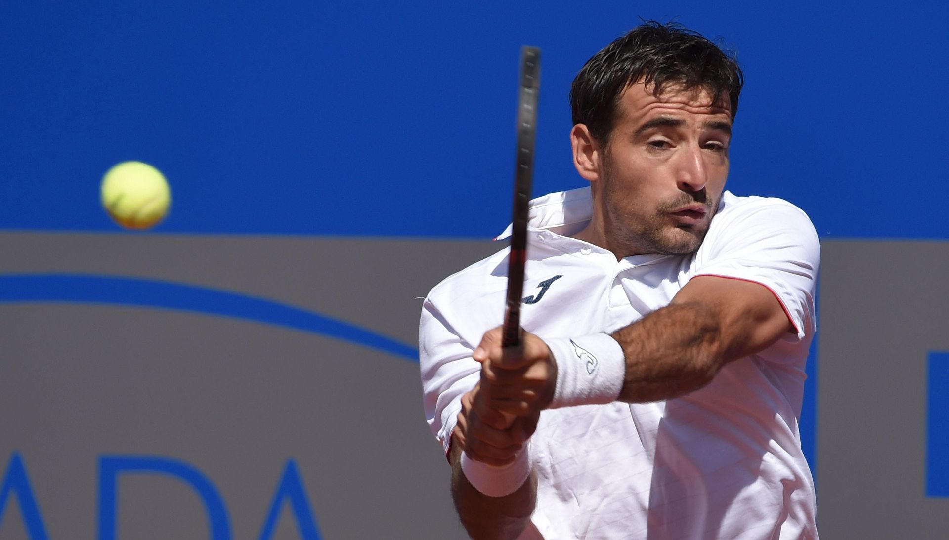 epa05282530 Ivan Dodig from Croatia in action against Dominic Thiem from Austria  during their quarter-final match at the ATP tennis tournament in Munich, Germany, 29 April 2016.  EPA/ANGELIKA WARMUTH
