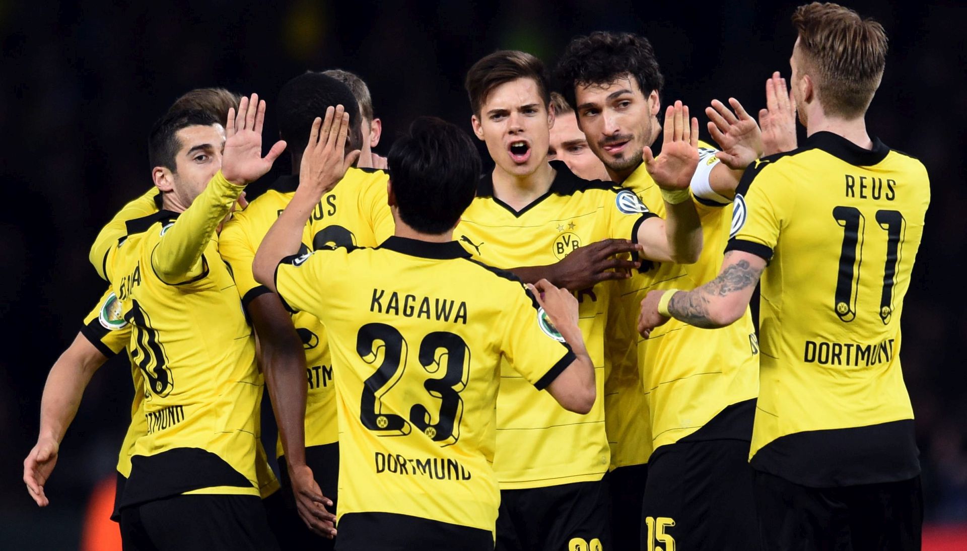 epa05269257 Dortmunds Henrikh Mkhitaryan (l-r), Shinji Kagawa, Julian Weigl, Mats Hummels and Marco Reus celebrate the 1:0 goal by Gonzalo Castro during the German DFB-Cup semi final soccer match between Hertha BSC vs Borussia Dortmund in Berlin, Germany, 20 April 2016.  EPA/Annegret Hilse ATTENTION: BLOCKING PERIOD! The DFB permits the further utilisation and publication of the pictures for mobile services (especially MMS) and for DVB-H and DMB only after the end of the match)