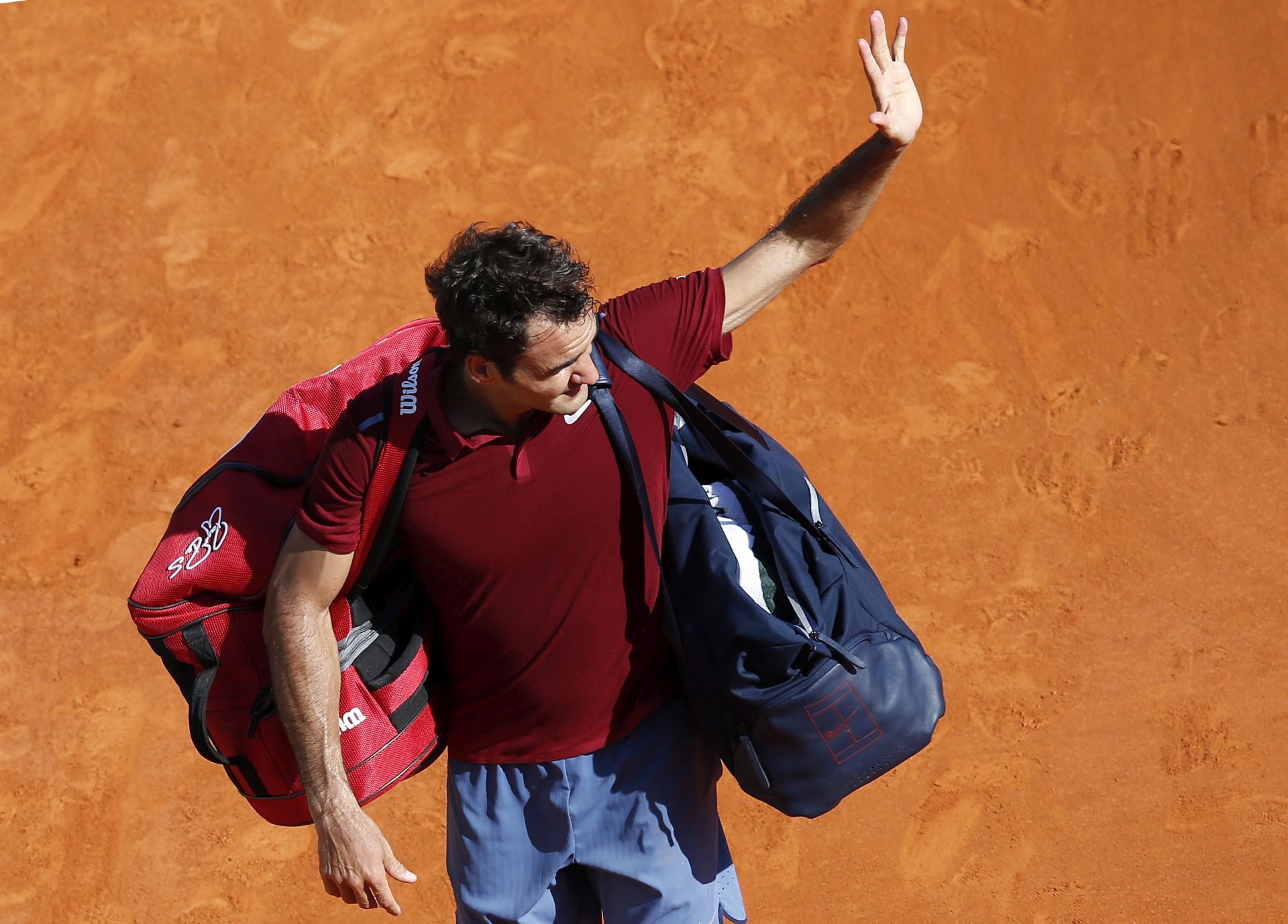 epa05260419 Roger Federer of Switzerland leaves the court after losing against Jo Wilfried Tsonga of France in a quarter final match at the Monte-Carlo Rolex Masters tournament in Roquebrune Cap Martin, France, 15 April 2016.  EPA/SEBASTIEN NOGIER