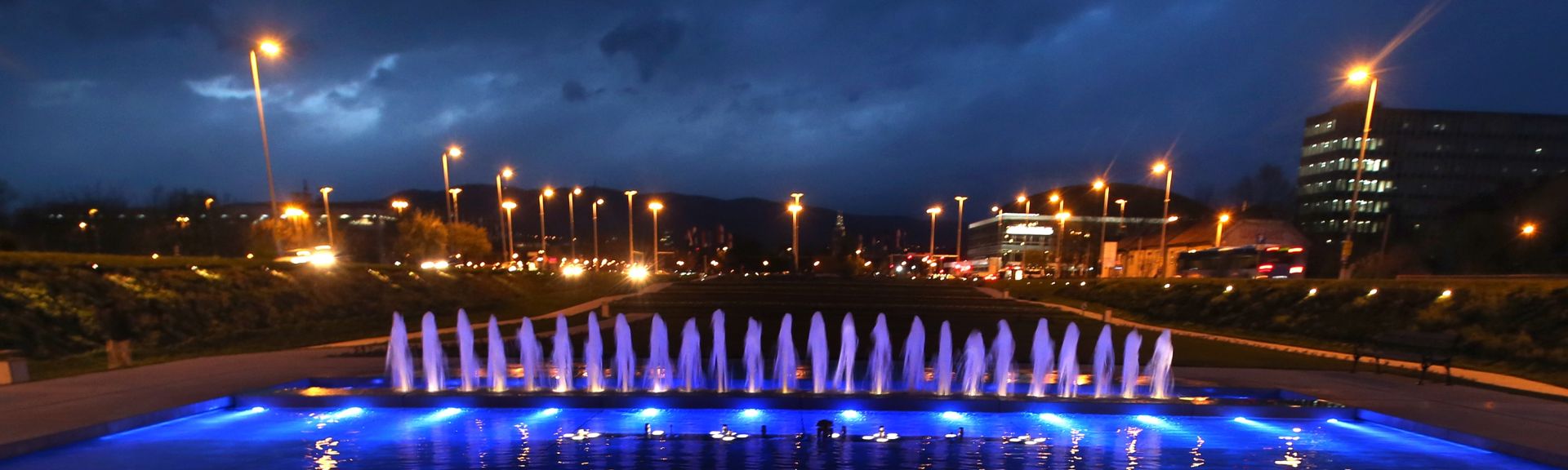 02.04.2015., Zagreb - Povodom obiljezavanja Svjetskog dana svjesnosti o autizmu fontane u nesposrednoj blizini Nacionalne sveucilisne knjiznice osvjetljene u plavoj boji cime se i glavni grad Hrvatske pridruzuje gradovima diljem svijeta koji osvjetljavaju svoje znamenite gradjevine plavim svjetlima. 
Photo: Robert Anic/PIXSELL