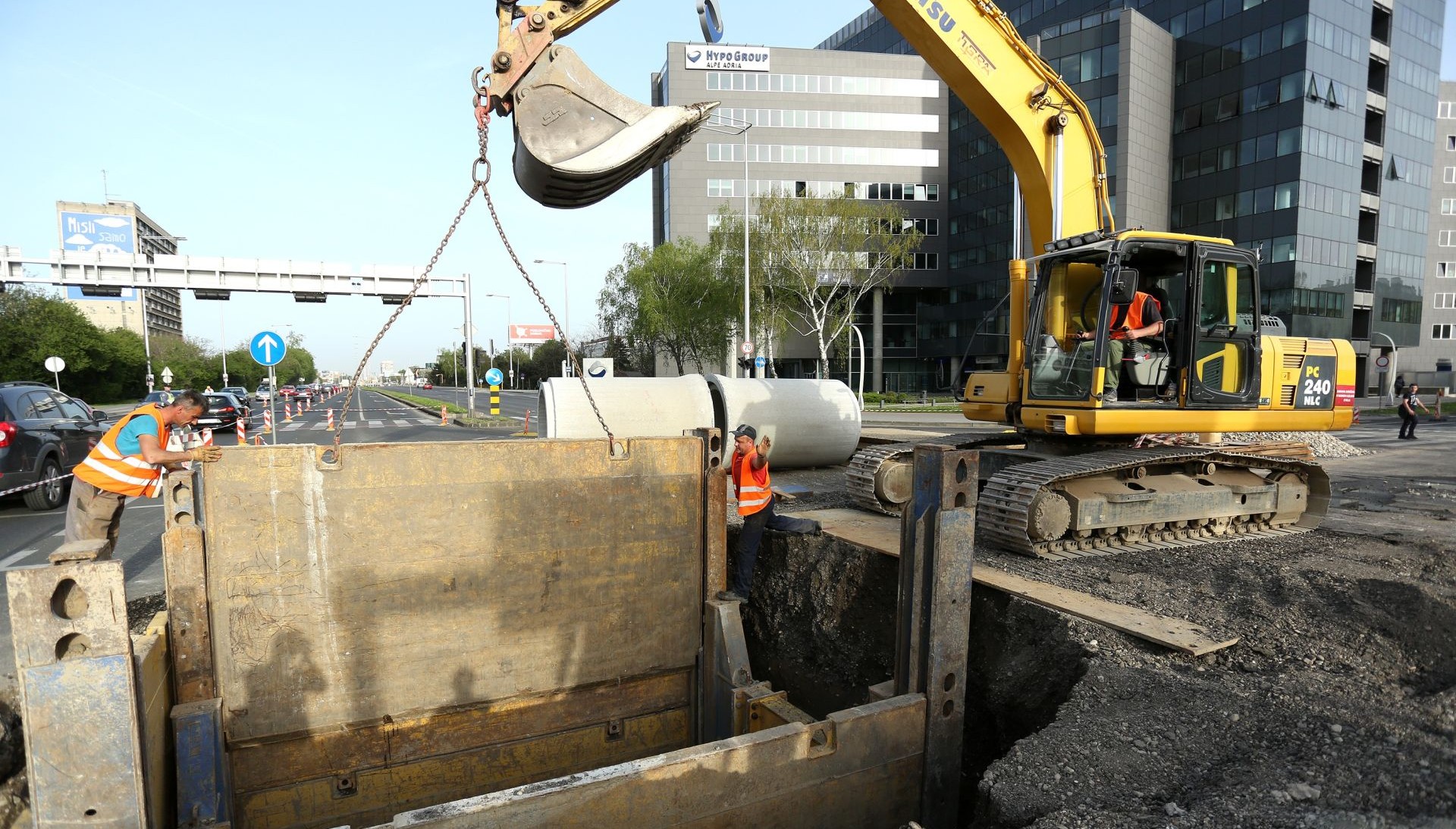 06.04.2016., Zagreb - Na krizanju Slavonske avenije i Marohniceve ulice odvijaju se radovi na sanaciji rupe koja se urusila u ponedjeljak navecer. 
Photo: Anto Magzan/PIXSELL