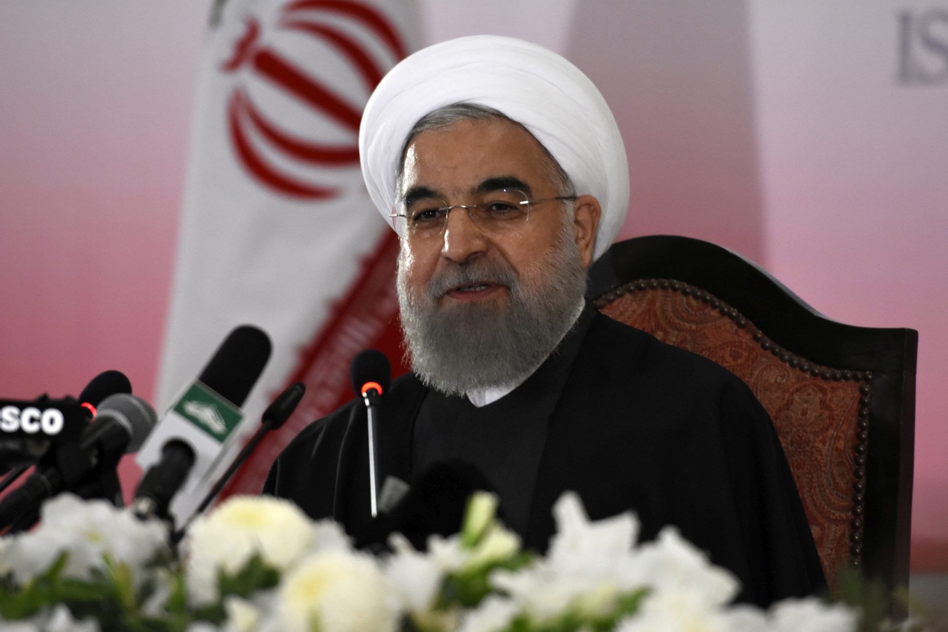 epa05231645 Iranian President Hassan Rouhani talks with journalists during a press conference in Islamabad, Pakistan, 26 March 2016. Rouhani is on an official visit to Pakistan to discuss issues of mutual interest and regional security with Pakistani leadership.  EPA/T. MUGHAL
