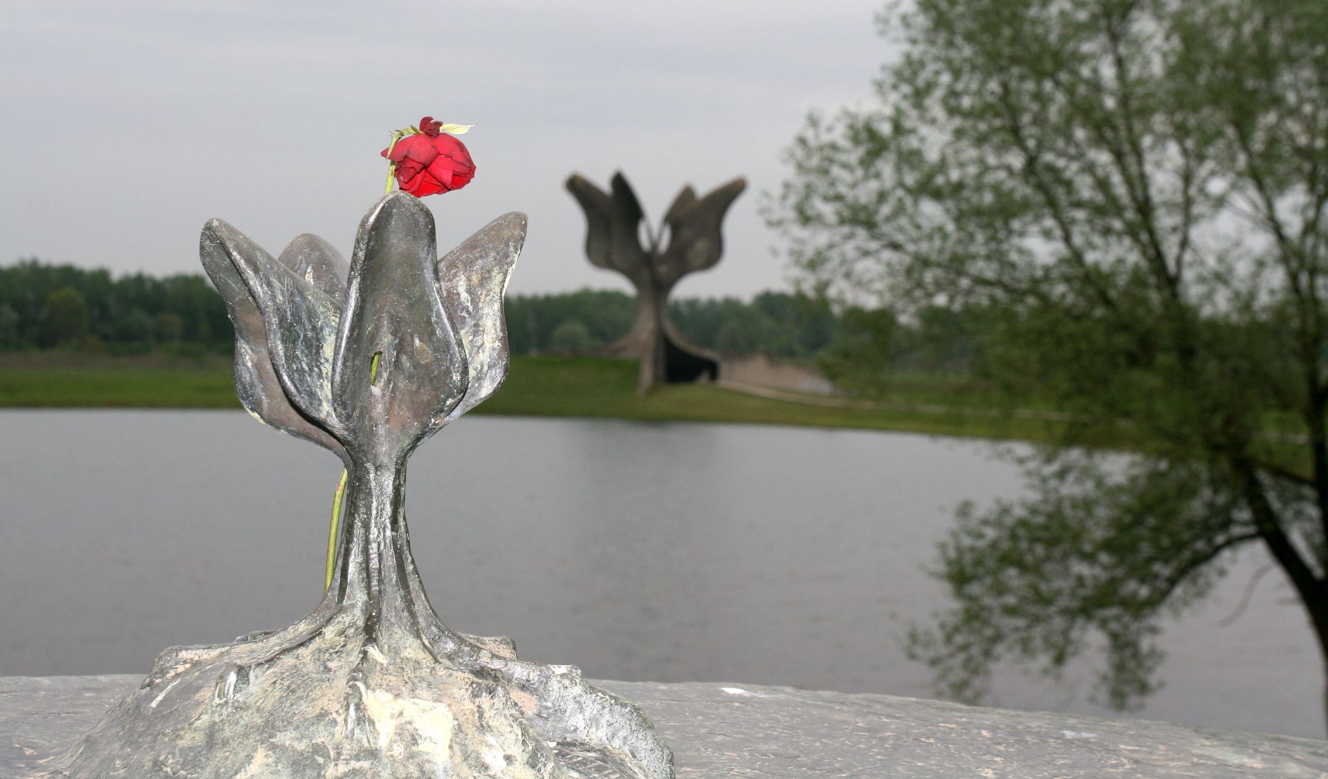Jasenovac, 19.4.2016 - Ministar kulture Zlatko Hasanbegoviæ posjetio je Javnu ustanovu Spomen podruèje Jasenovac, gdje je razgovarao s ravnateljicom JUSP-a Jasenovac Nataom Jovièiæ, obiao stalni postav Memorijalnoga muzeja i Obrazovni centar te poloio vijenac u spomen na rtve jasenovaèkog logora. 
foto HINA/ Zvonimir KUHTIÆ/ ua