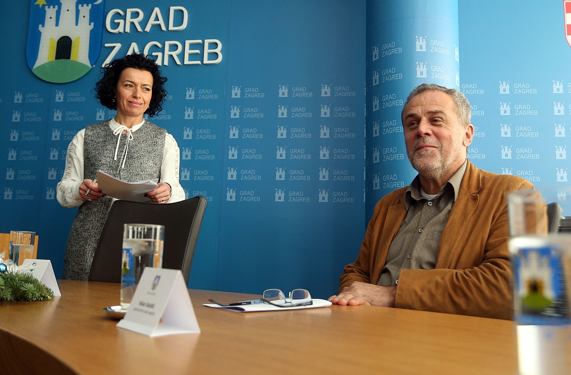 30.11.2015., Zagreb - U Gradskom poglavarstvu odrzana je prezentacija idejnog rjesenja preuredjenja paviljona 12 na 
Zagrebackom Velesajmu za potrebe Tehnoloskog parka i poduzetnickog centra - Plavi ured Novi Zagreb. Gradonacelnik Milan Bandic, Mirka Jozic. 
Photo: Goran Stanzl/PIXSELL